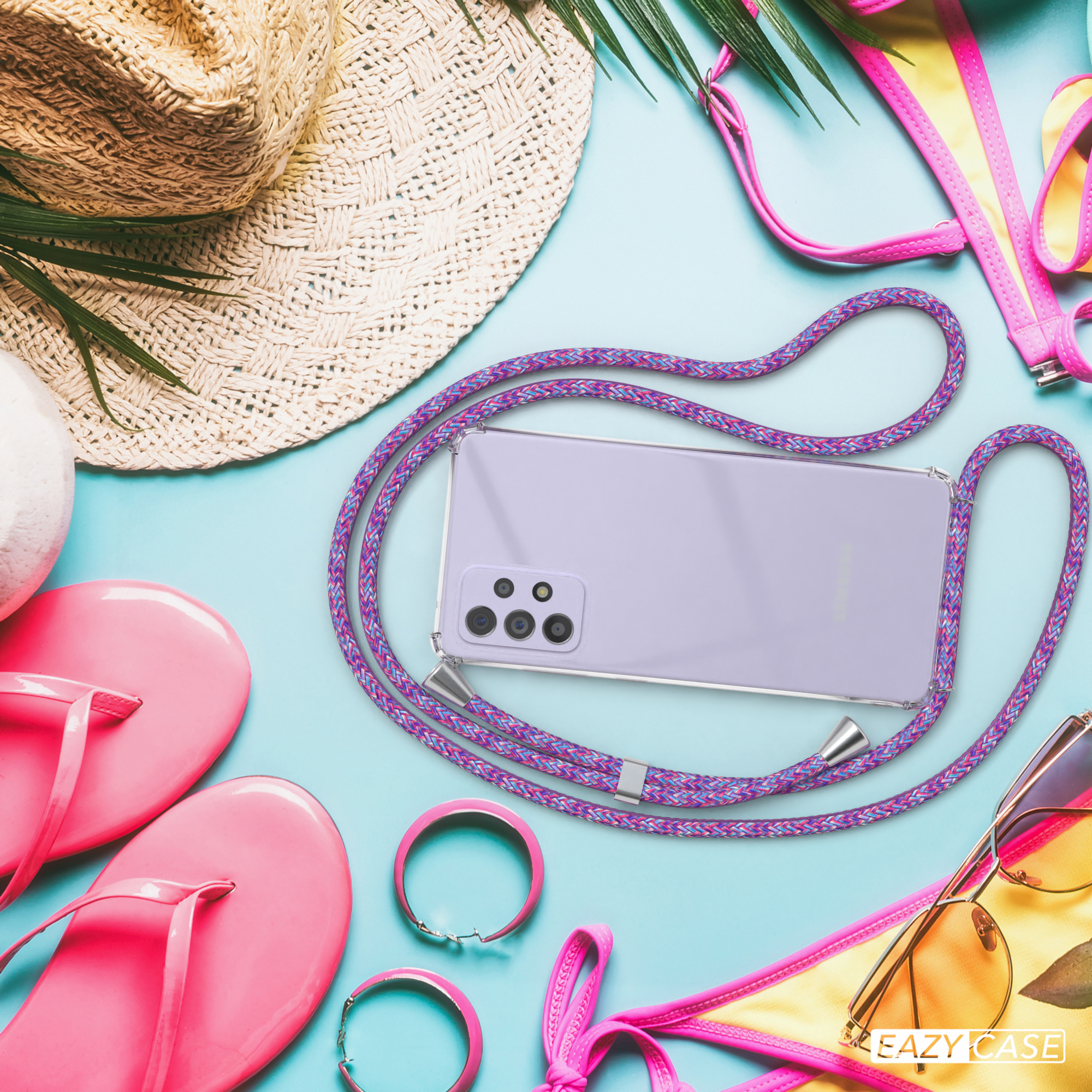 Strandszene mit Handyhülle und Accessoires. Das Telefon hat ein lila Kabel.