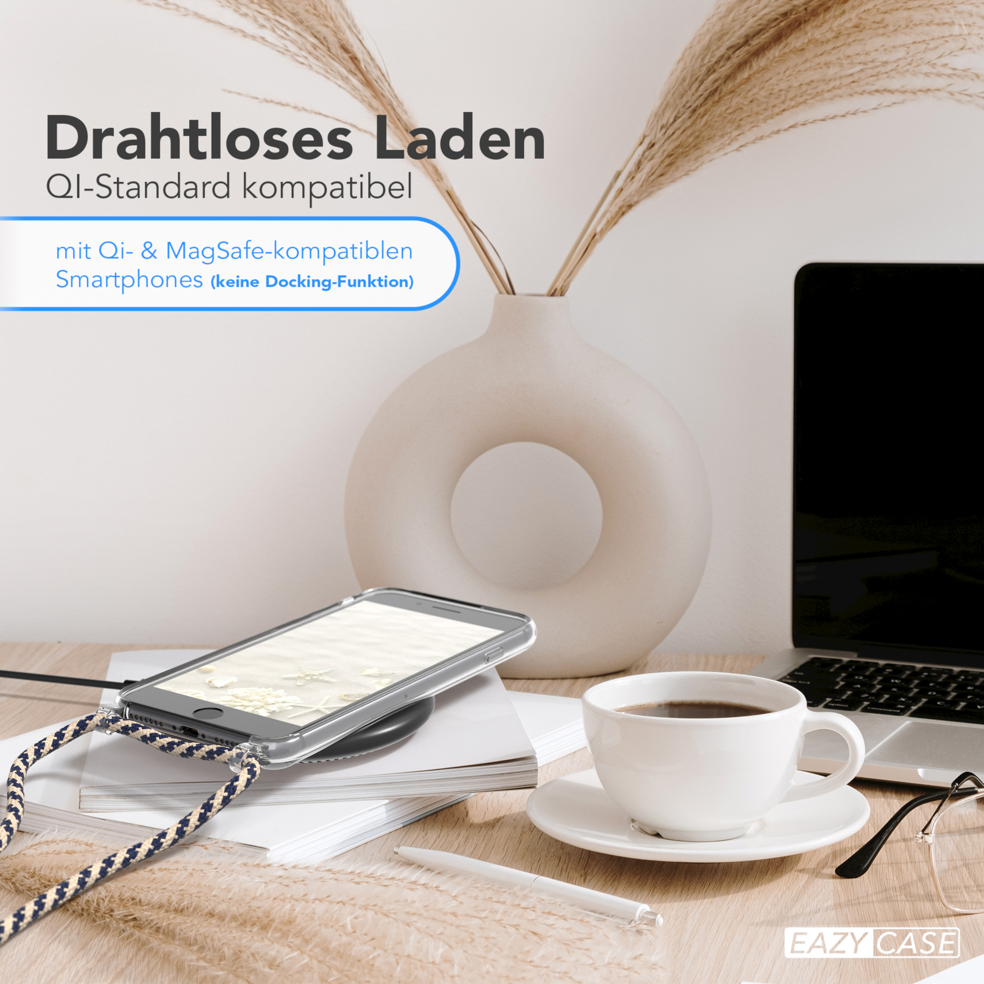Telefon auf Ladegerät, Kaffee, Laptop und Blumen auf einem Schreibtisch. Text: Kabelloses Laden.