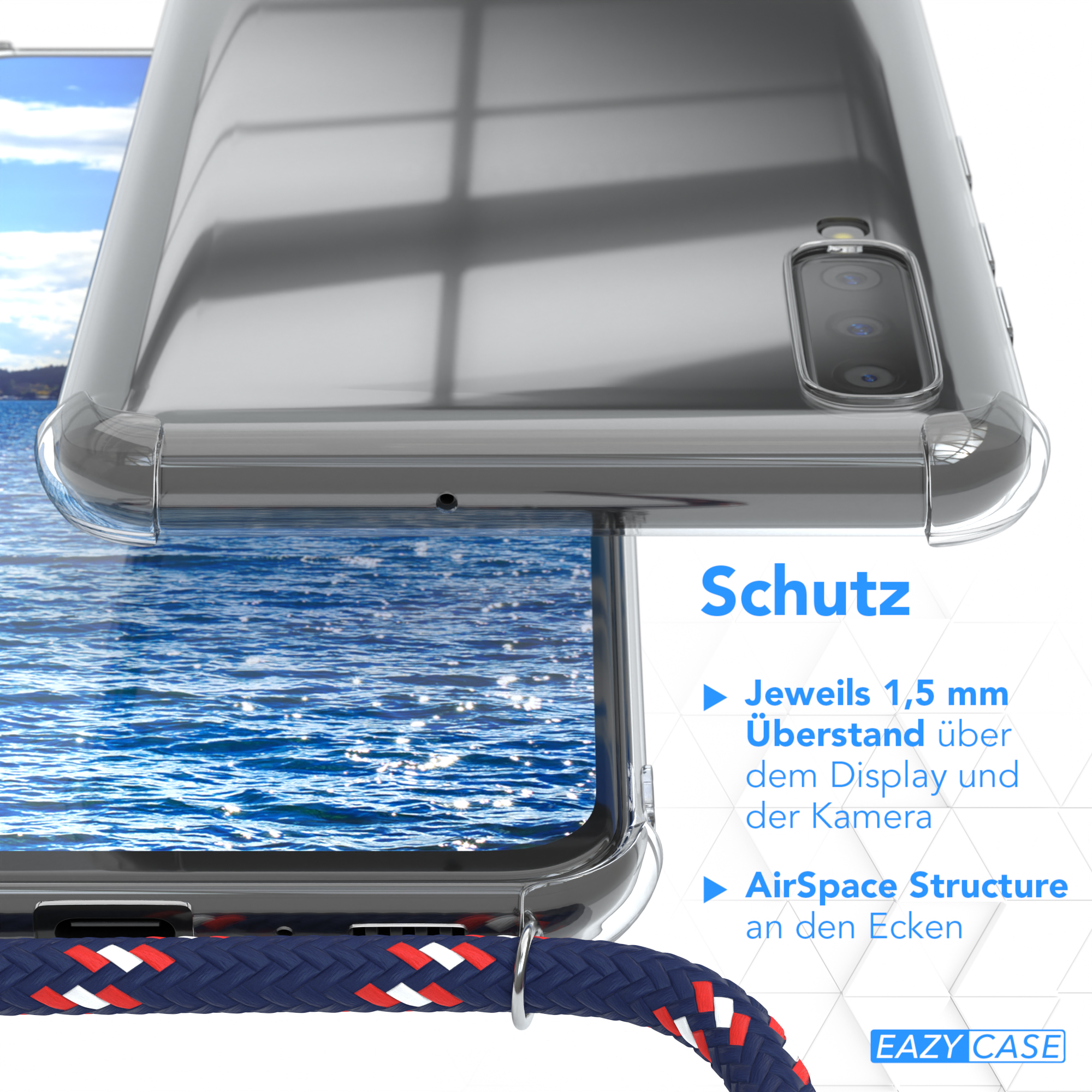 Nahaufnahme einer Handyhülle mit blau-weißem Riemen. Der Hintergrund ist eine Meeresansicht.