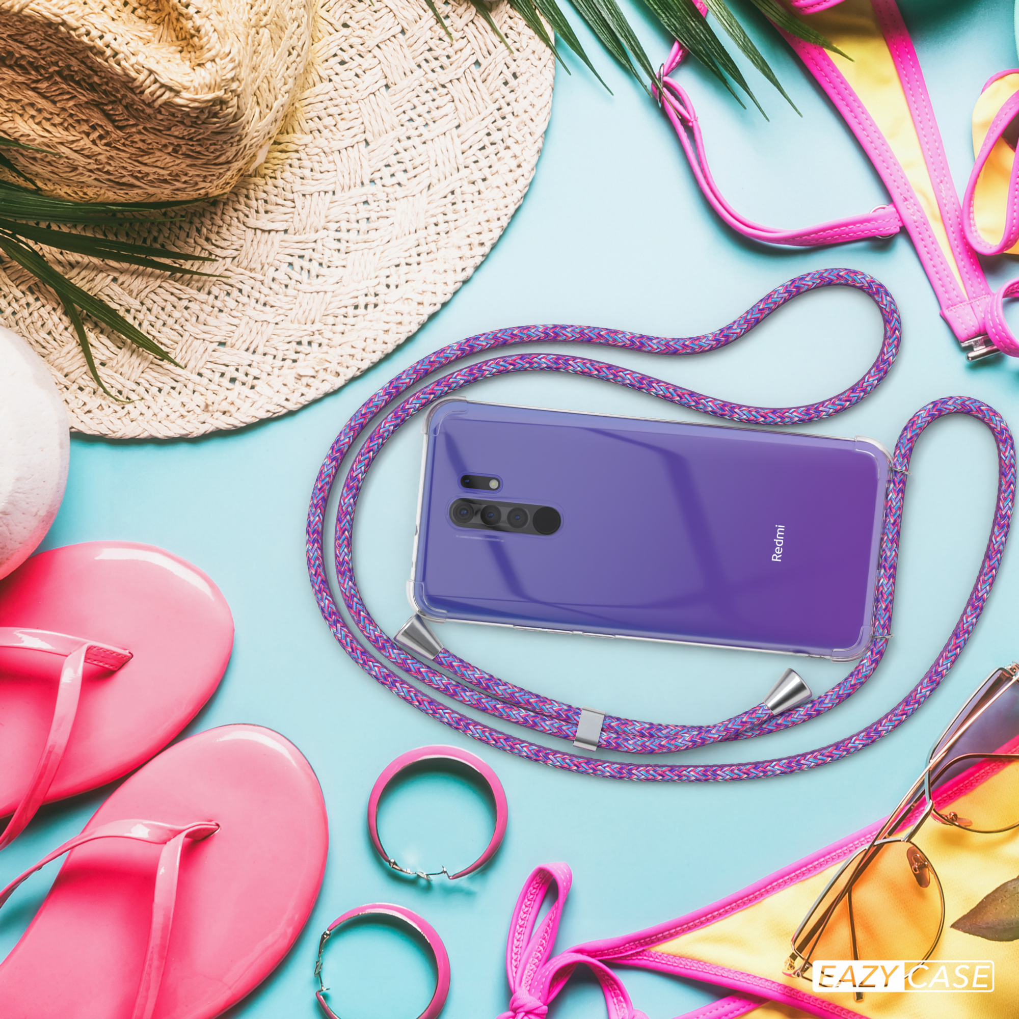 Handyhülle mit lila Kordel, Strandaccessoires wie Hut, Sandalen und Bikini auf blauem Hintergrund.