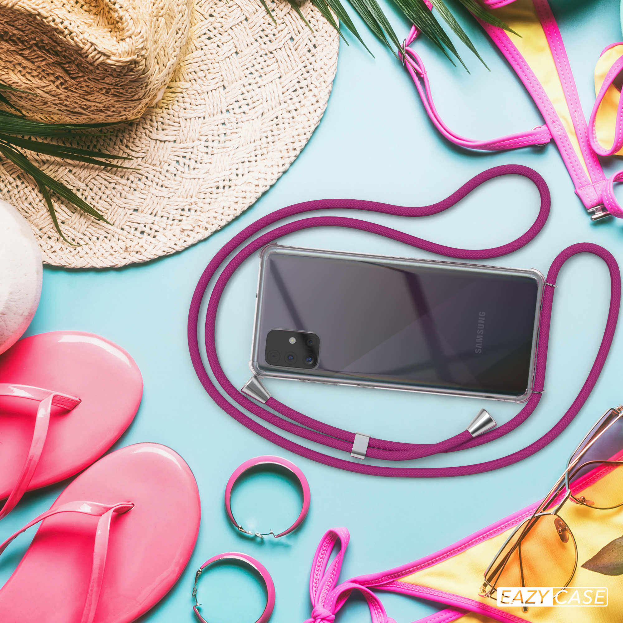 Telefon mit Riemen, Strandszene: Hut, Sandalen, Sonnenbrille, Bikini, blaue Oberfläche.