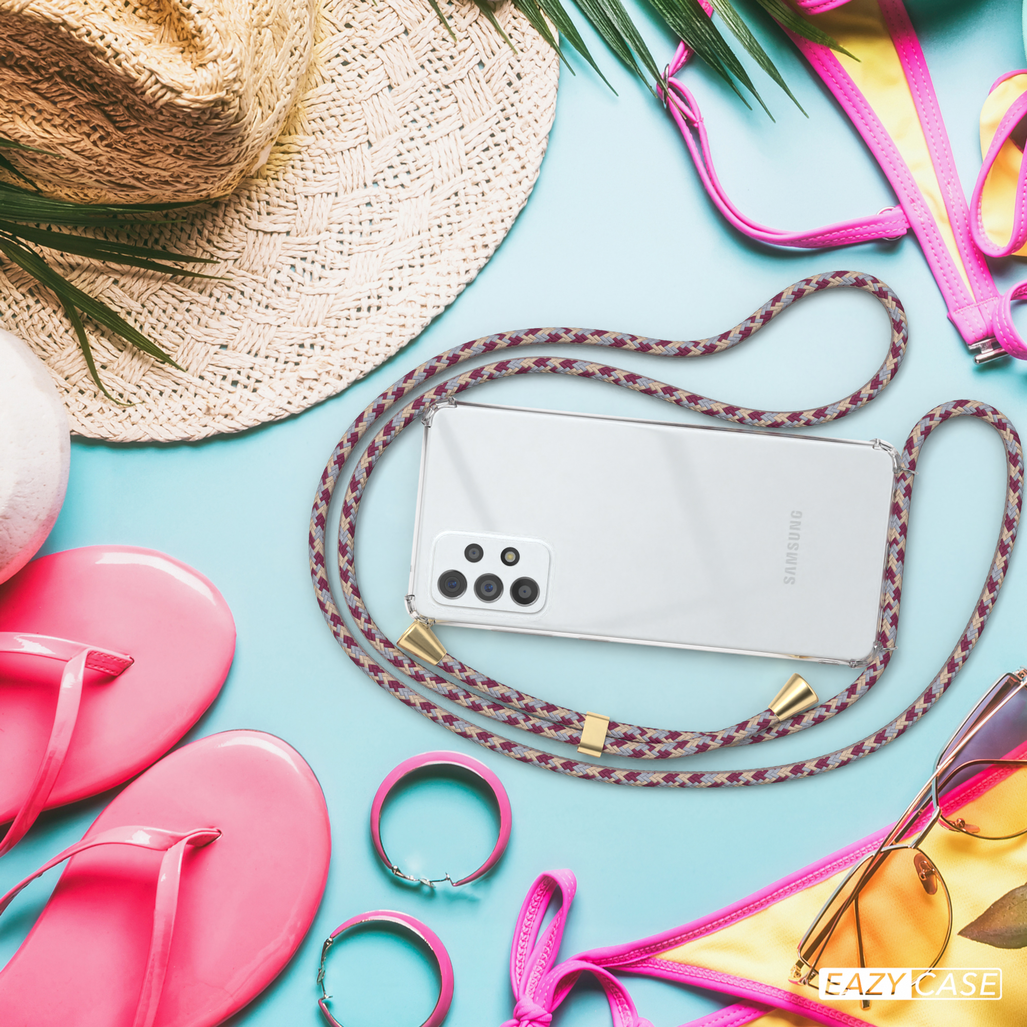 Blauer Hintergrund mit Strandaccessoires: Hut, Flip-Flops, Sonnenbrille und Telefon mit Riemen.