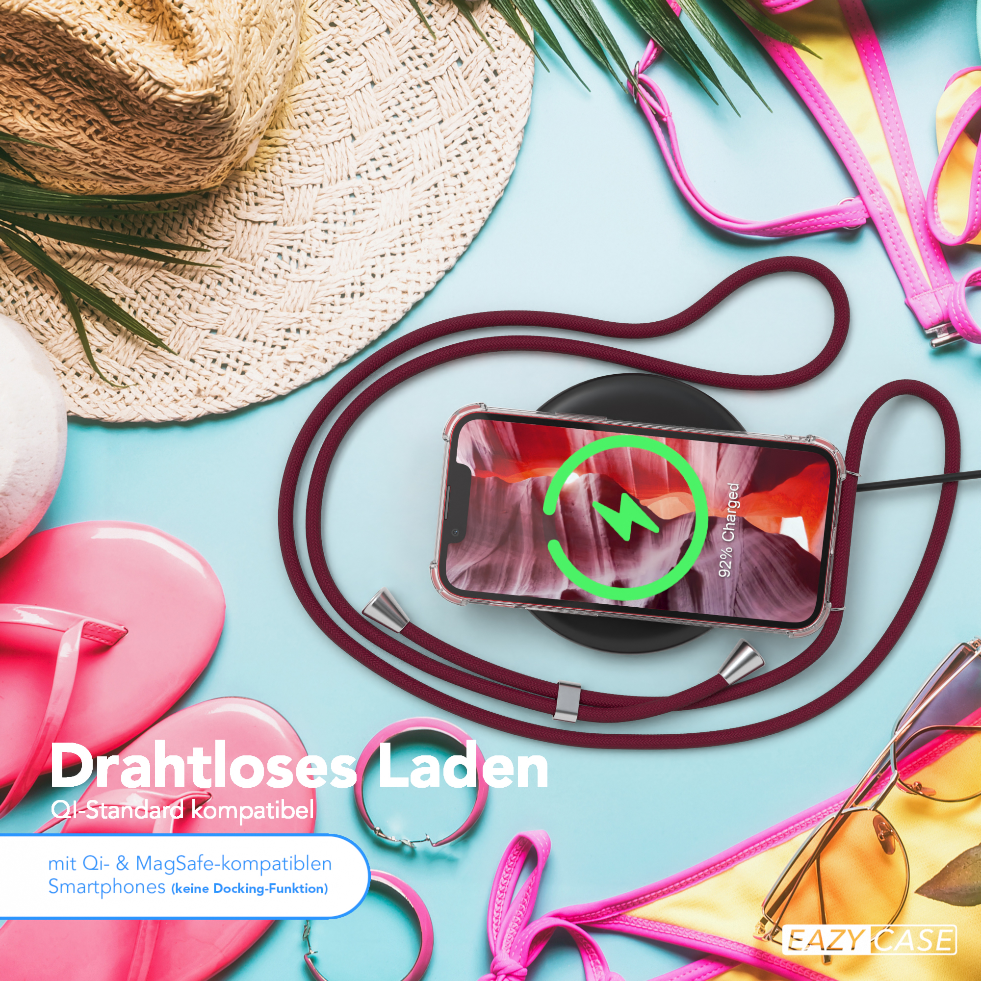 Telefon auf kabellosem Ladegerät, Strandszene. Hut, Flip-Flops, Handyhülle, Ladegerät und Sonnenbrille. Text: Kabelloses Laden.