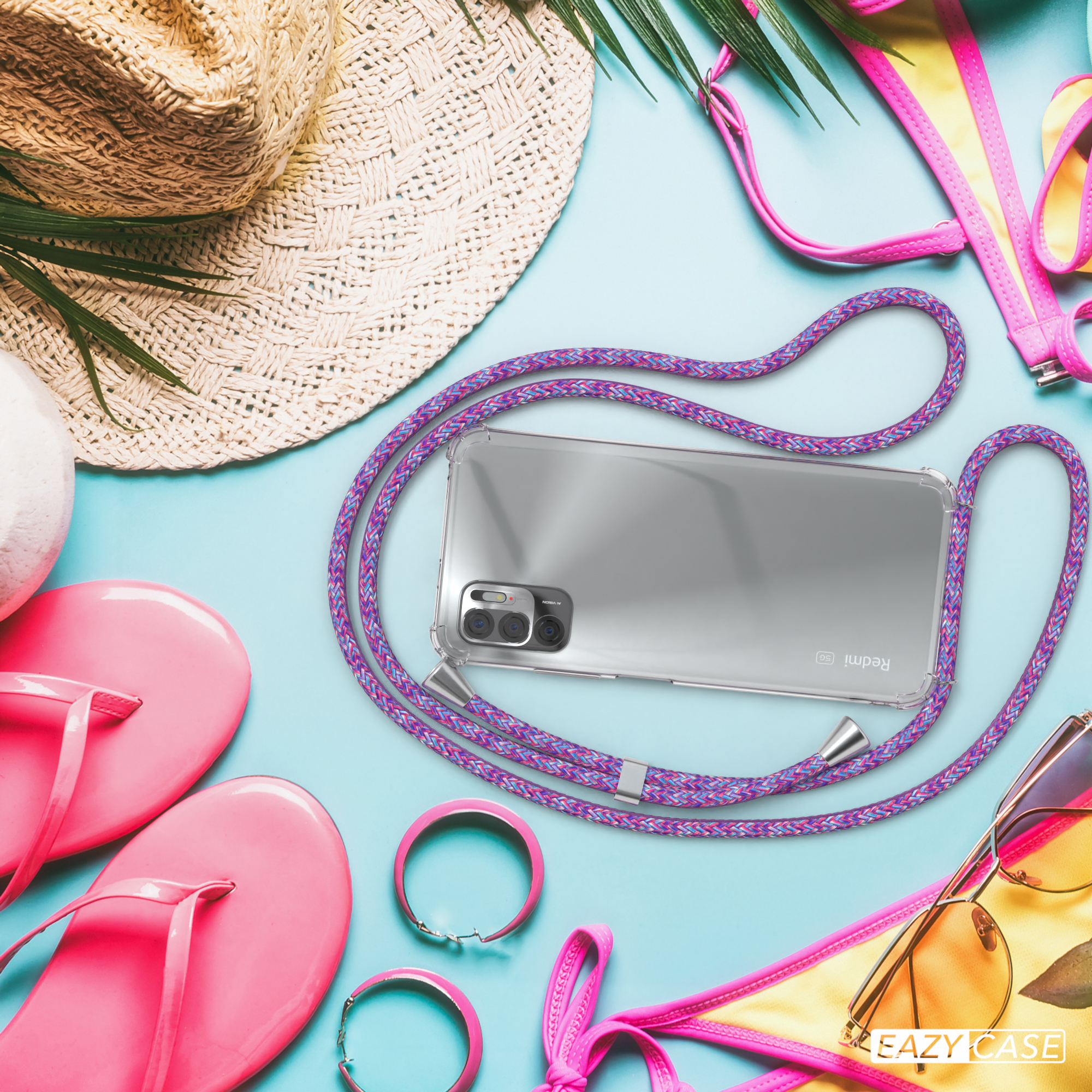 Handyhülle mit lila Kordel, Strohhut, pinken Flip-Flops und Bikini auf blauem Untergrund.