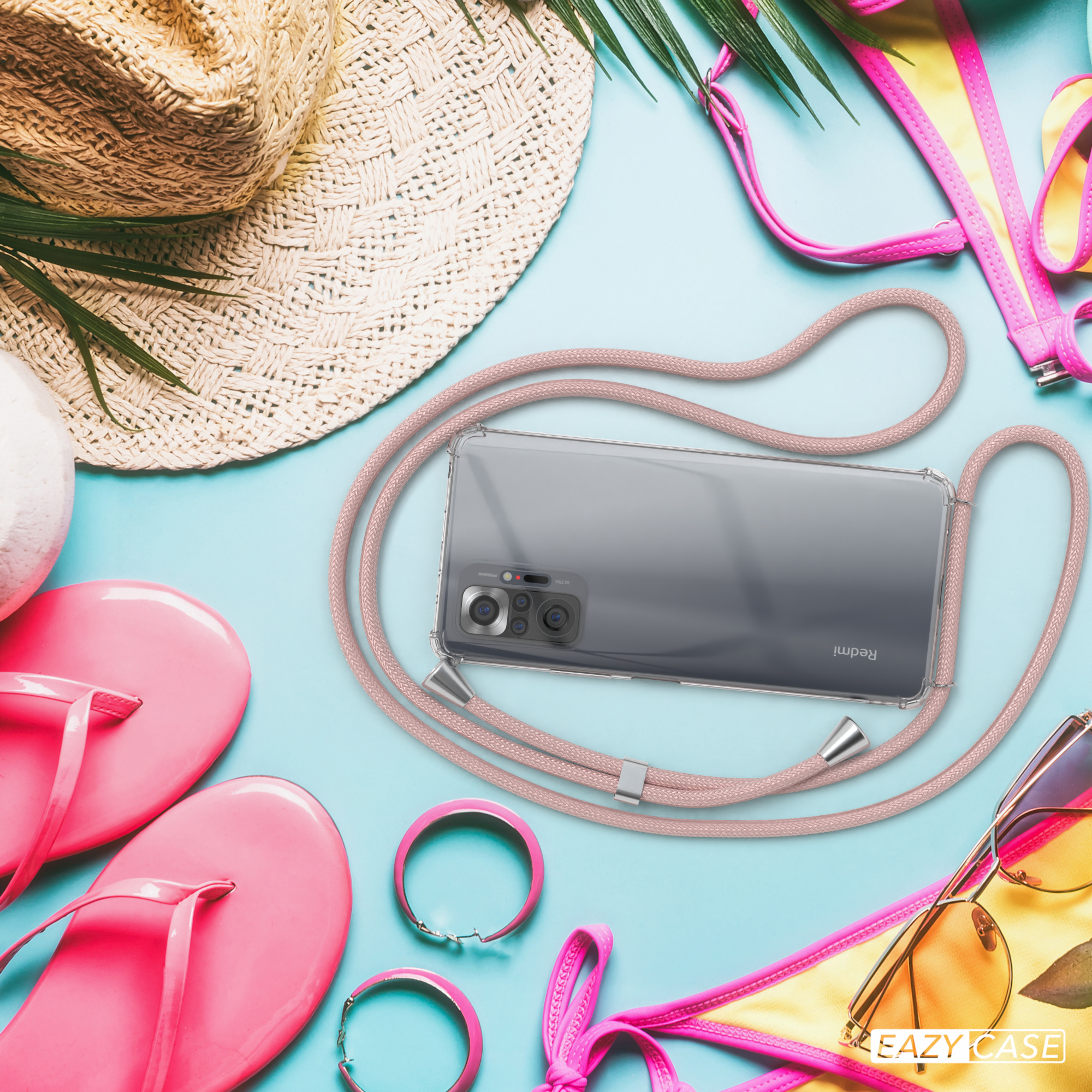 Handy mit Hülle, Sonnenbrille, Hut und Strandaccessoires. Blauer Hintergrund.