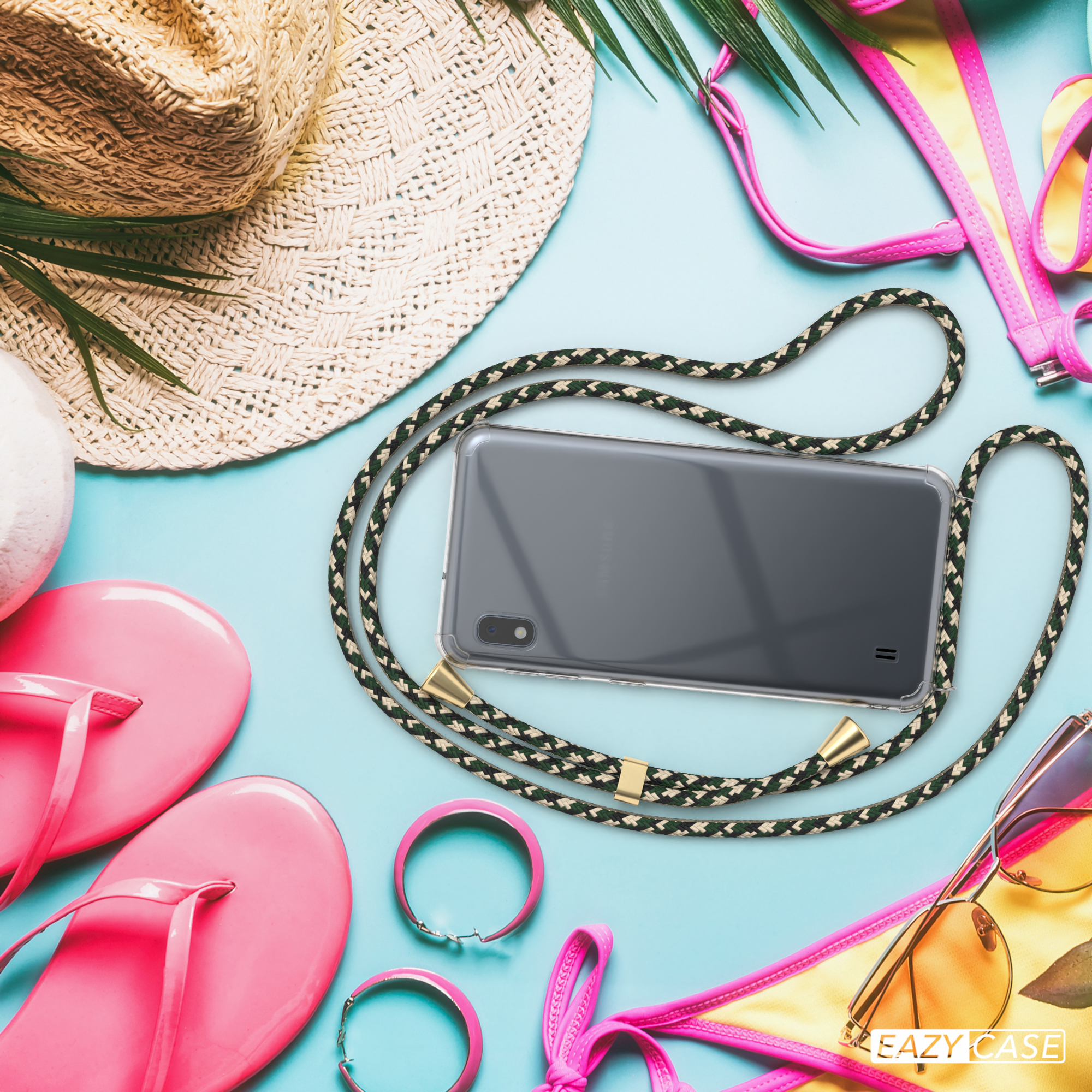 Telefon mit Lanyard und Accessoires auf blauem Untergrund: Hut, Sonnenbrille, Armbänder, Bikini.