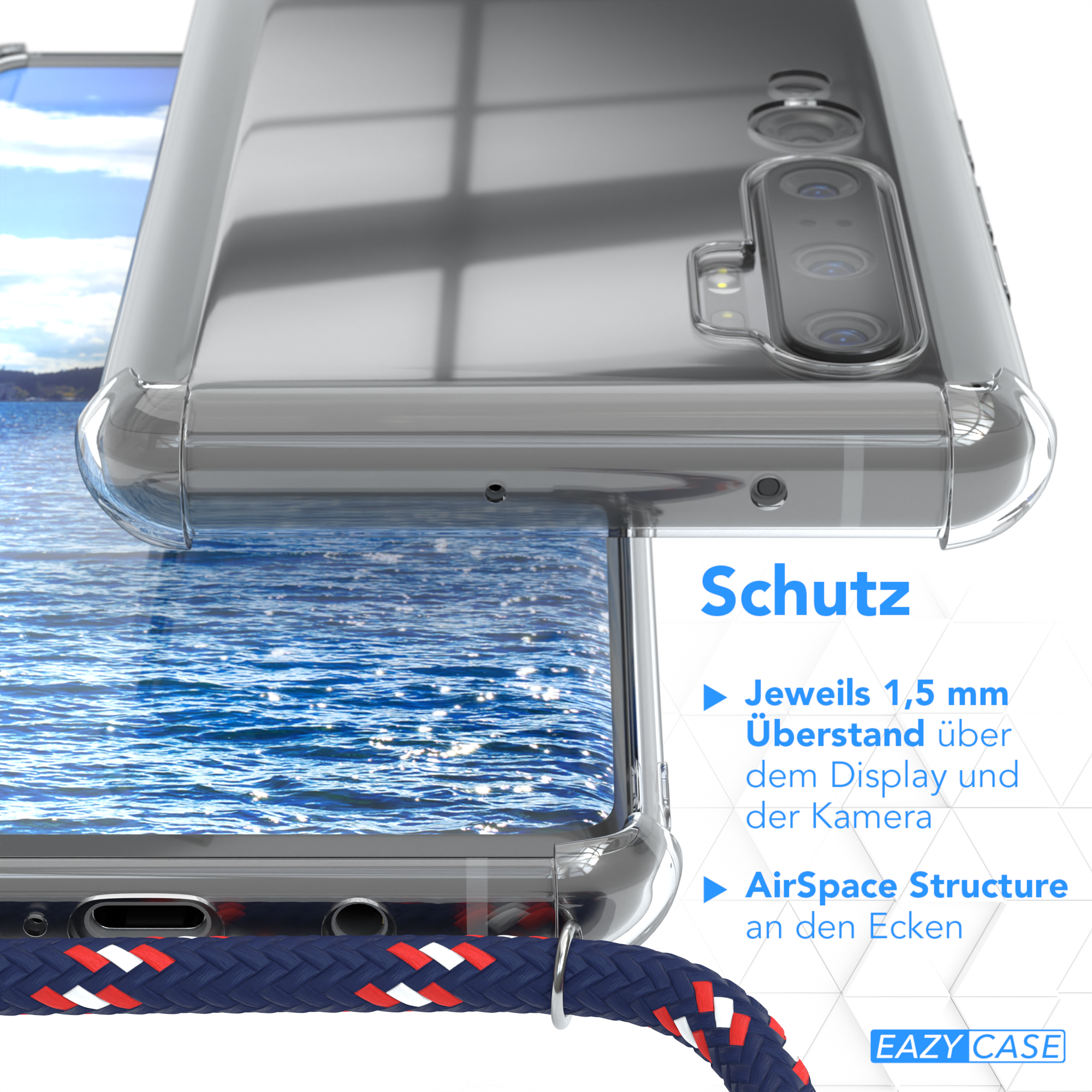 Nahaufnahme einer Handyhülle mit blau-weißem Riemen. Der Hintergrund ist eine Meeresansicht.