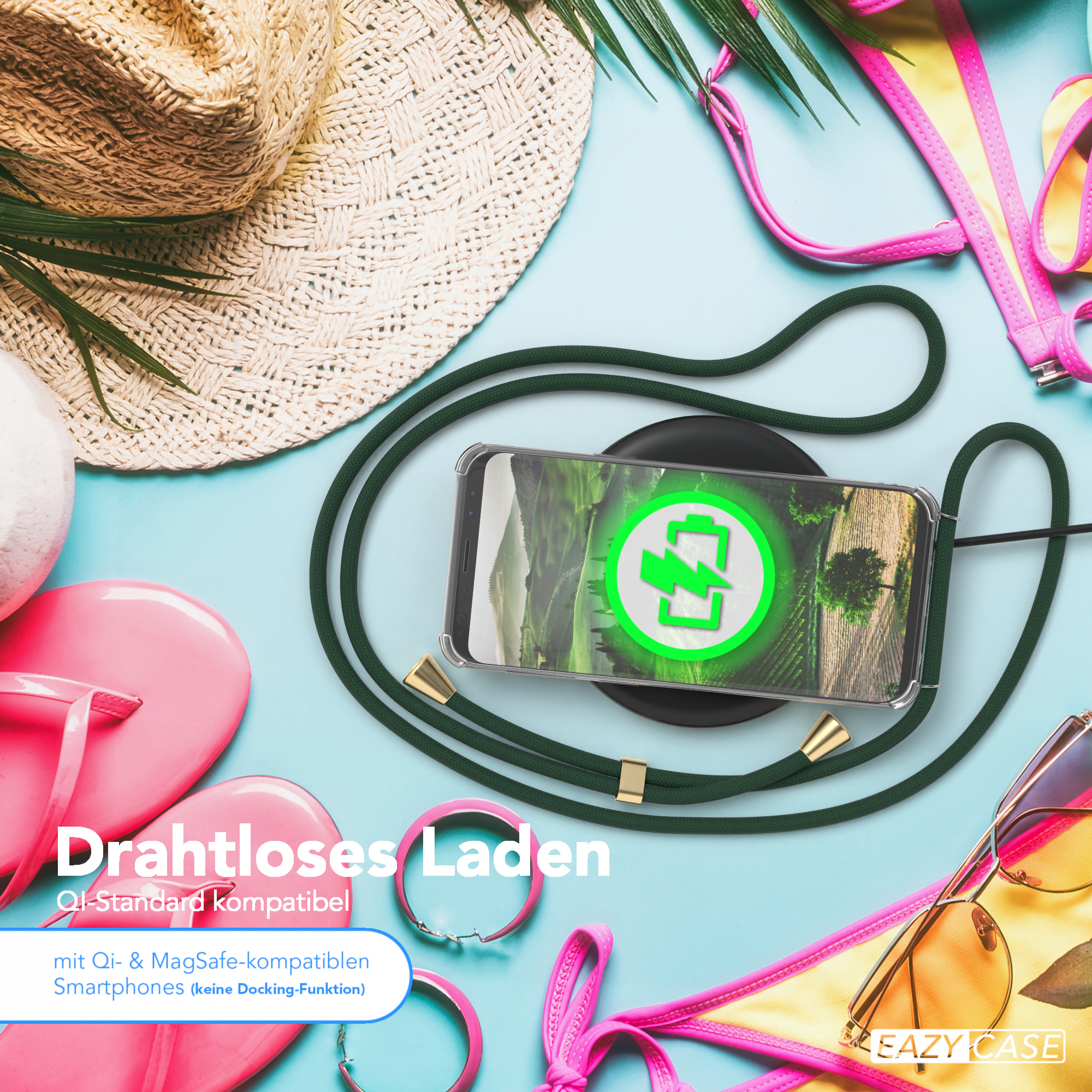 Telefon, das auf einer Matte mit einem grünen Energiesymbol geladen wird, umgeben von Hut, Sandalen, Sonnenbrille und Bikini.