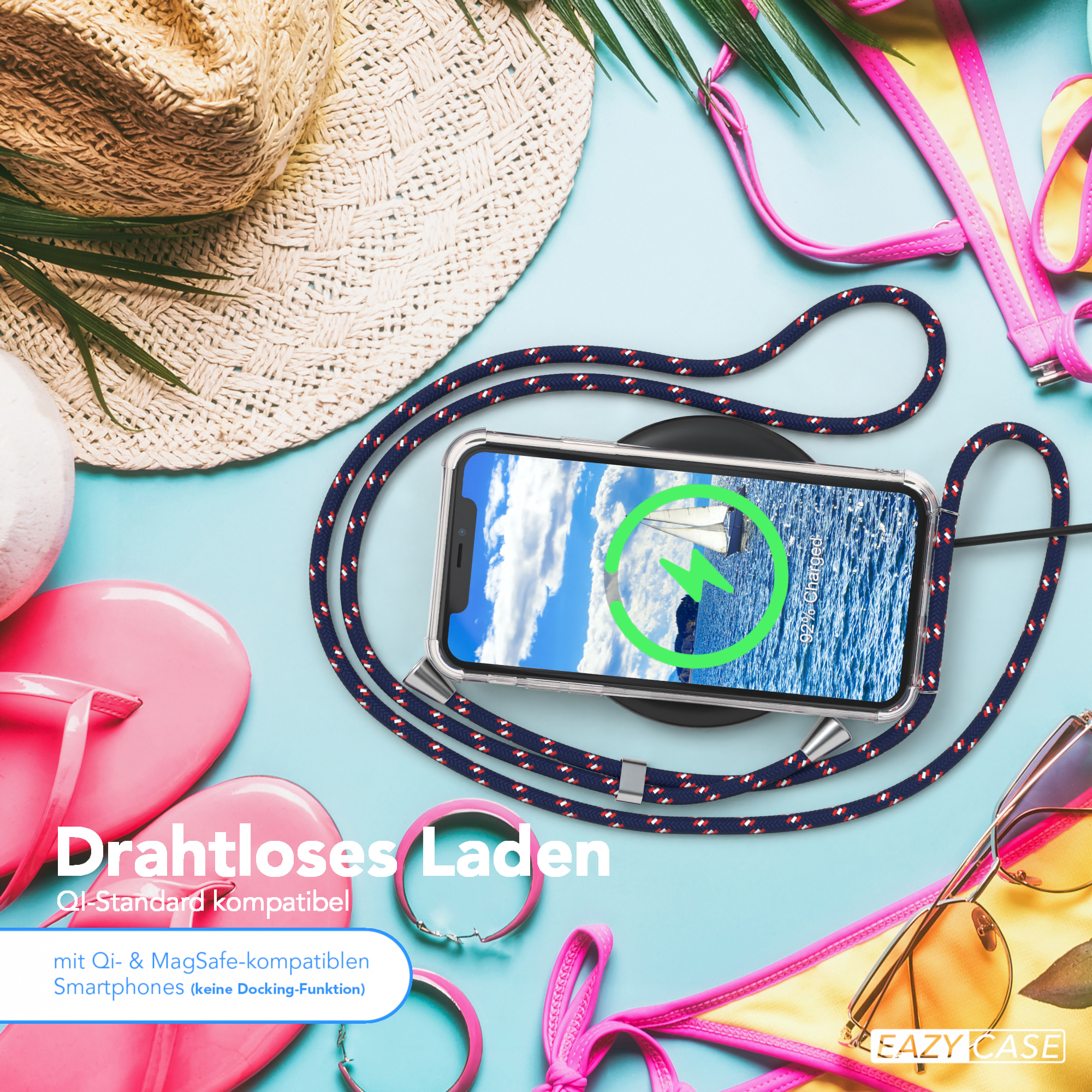 Telefon auf kabellosem Ladegerät, in der Nähe eines Bikinis, einer Sonnenbrille und Flip-Flops. Blauer Hintergrund.
