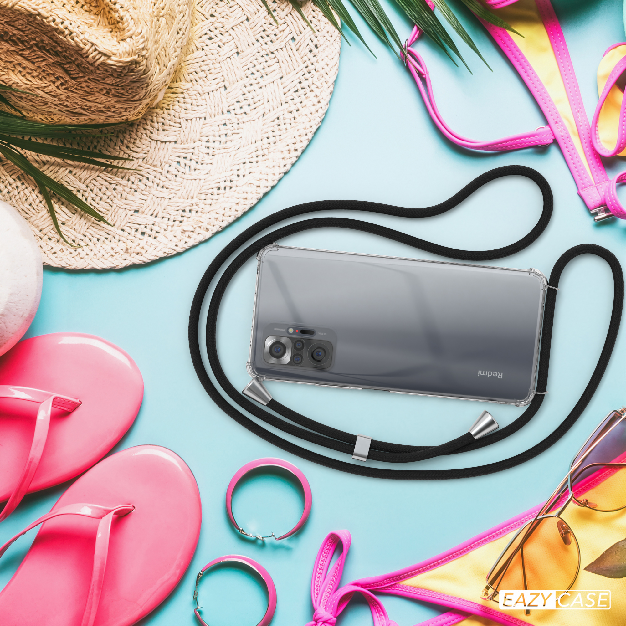 Sommerszene: Telefon, Gurt, Accessoires auf Blau. Hut und Bikini im Hintergrund.