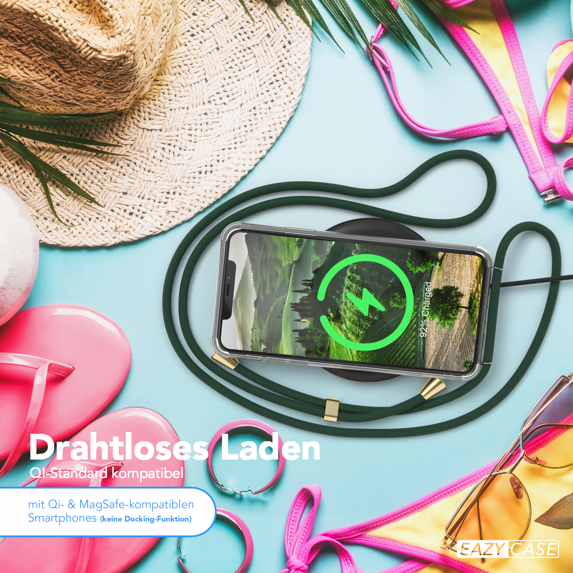 Strandszene mit Telefon auf kabellosem Ladegerät, mit Zubehör: Sonnenbrille, Hut und Bikini.