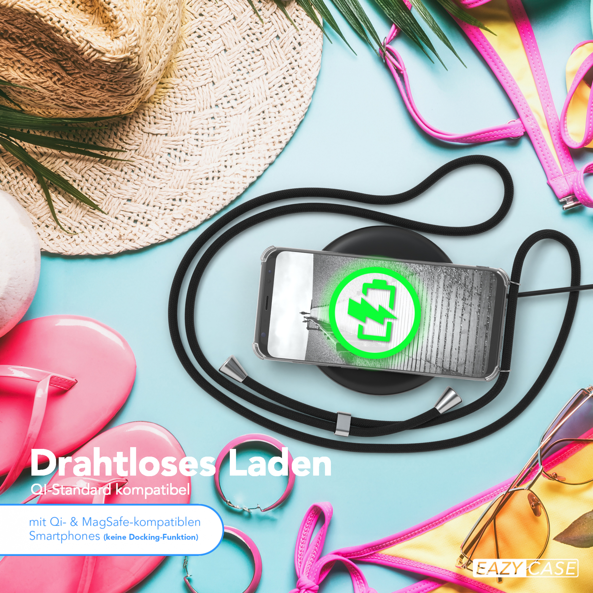 Telefon auf einem kabellosen Ladepad. Sonnenbrille, Flip-Flops und ein Bikini-Oberteil auf blauem Hintergrund.