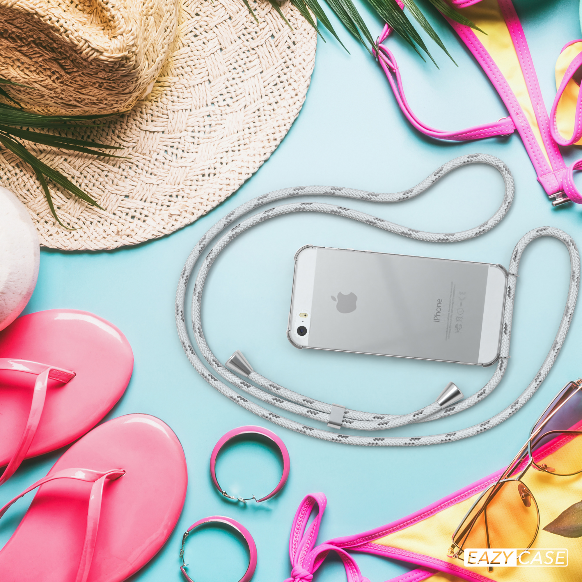 Sommerszene mit Handy, Sonnenbrille, Hut, Flip-Flops, Bikini-Oberteil und Armbändern auf blauem Untergrund.