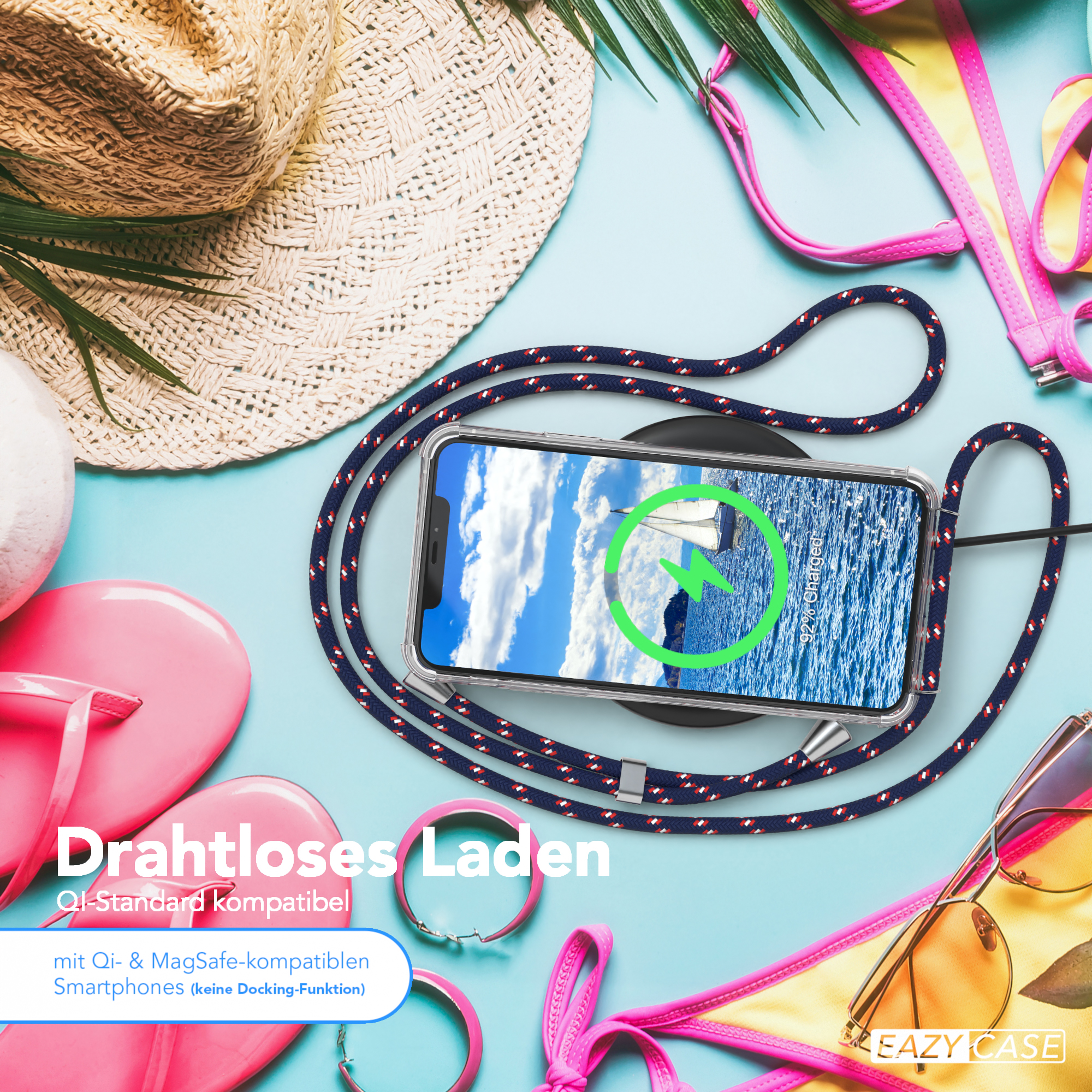 Telefon auf kabelloser Ladestation, mit Hülle und blauem Band, auf blauem Untergrund. Sommeraccessoires.