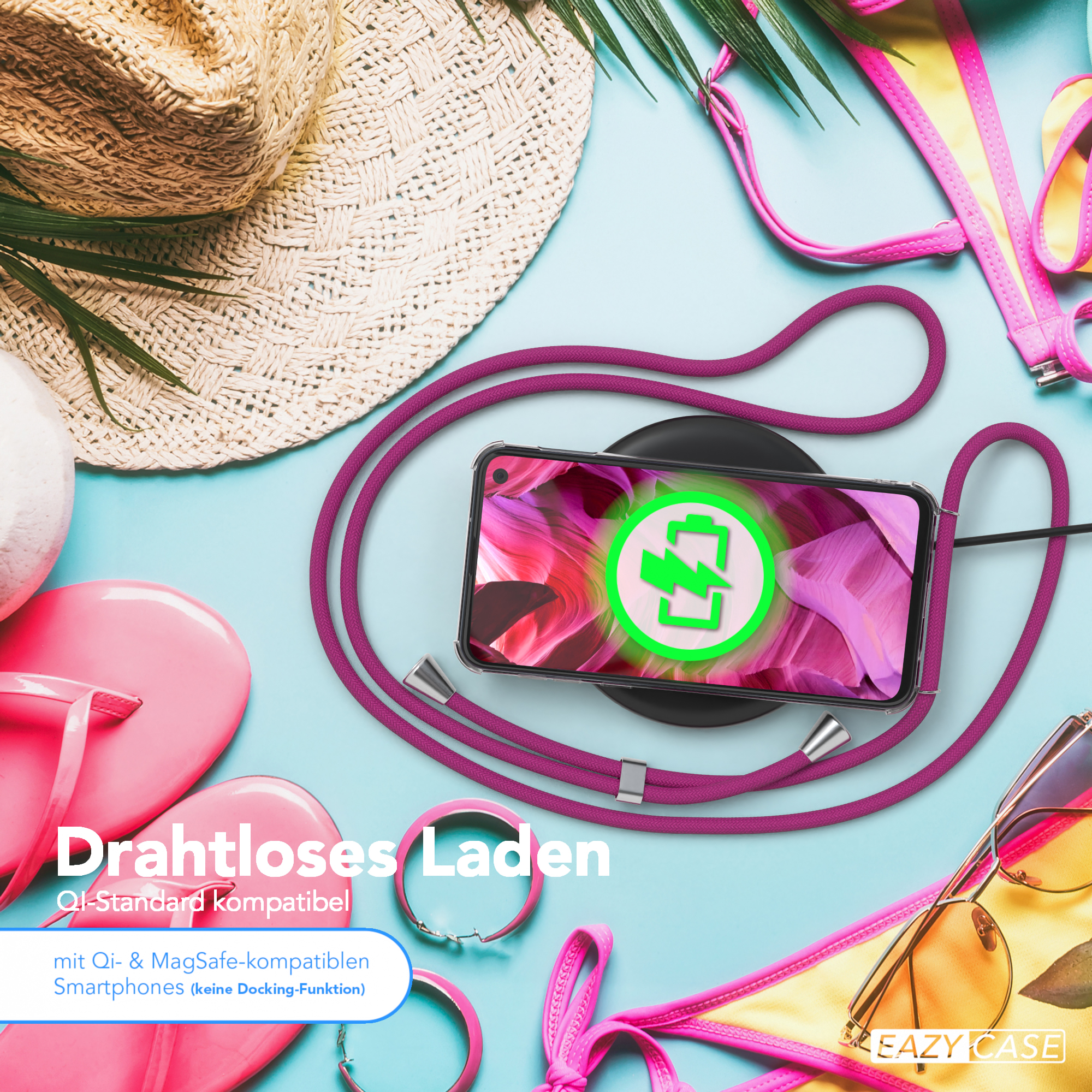 Telefon auf Ladepad, Strandszene mit Zubehör. Bikini, Sonnenbrille und Flip-Flops.