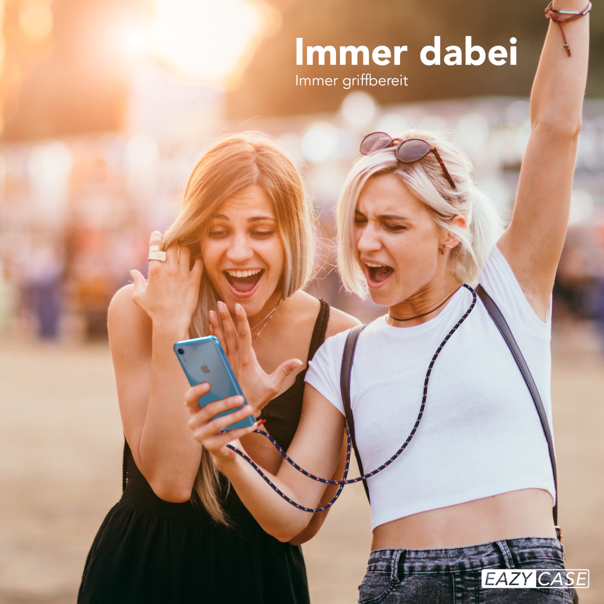 Zwei Frauen schauen auf ein Telefon mit Kabel. Eine ist aufgeregt, die andere überrascht.