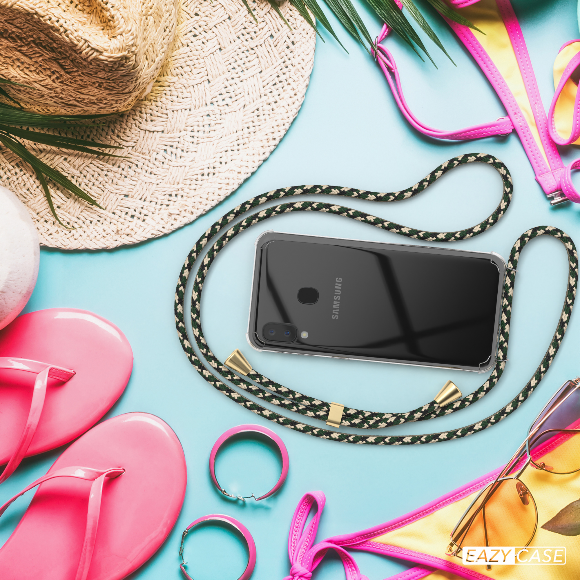 Ein Telefon mit Hülle liegt auf einer blauen Oberfläche mit Accessoires wie Hut, Flip-Flops und Sonnenbrille.