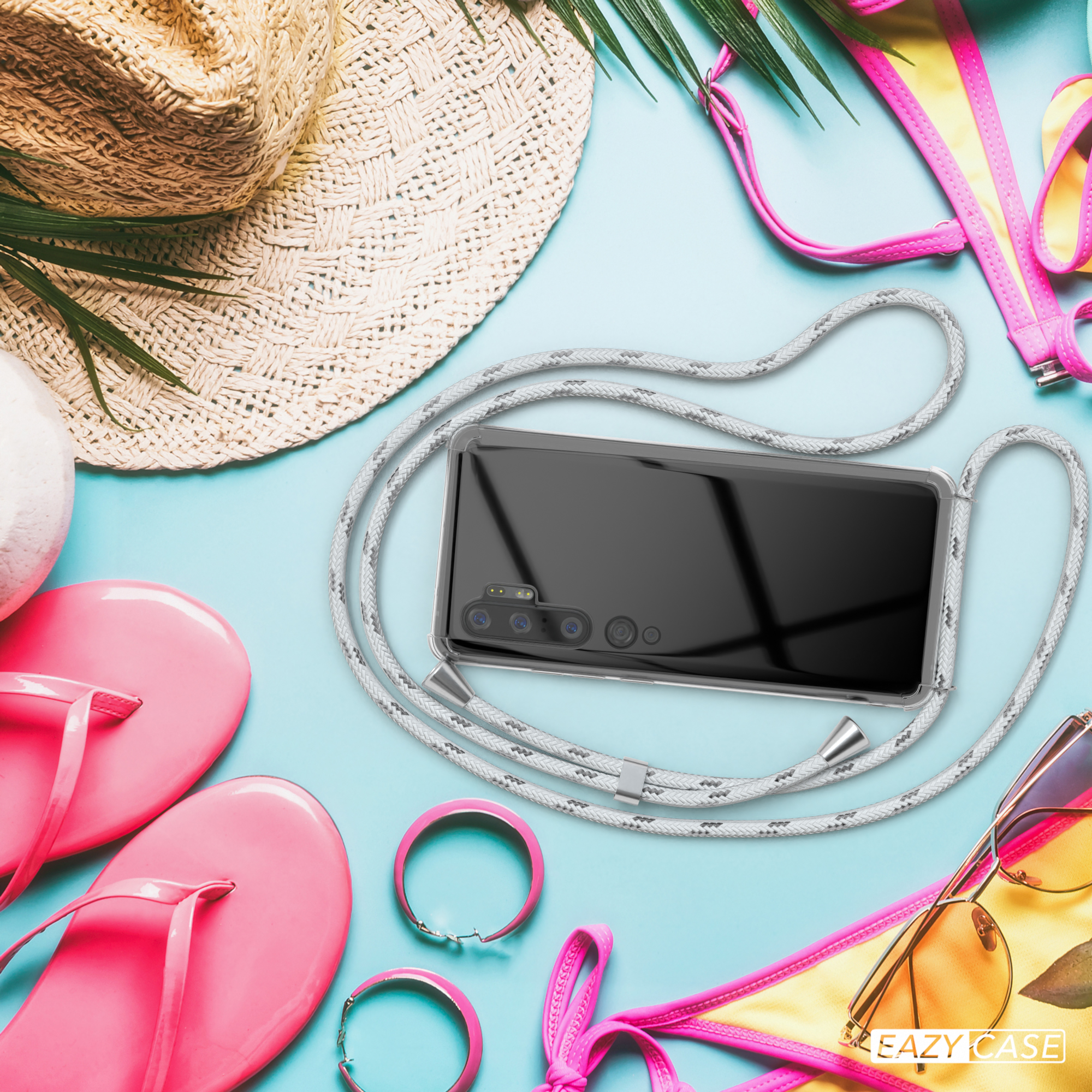 Strandszene mit Handy in Hülle, Flip-Flops, Hut, Sonnenbrille und Bikini. Telefon hat Schnur.