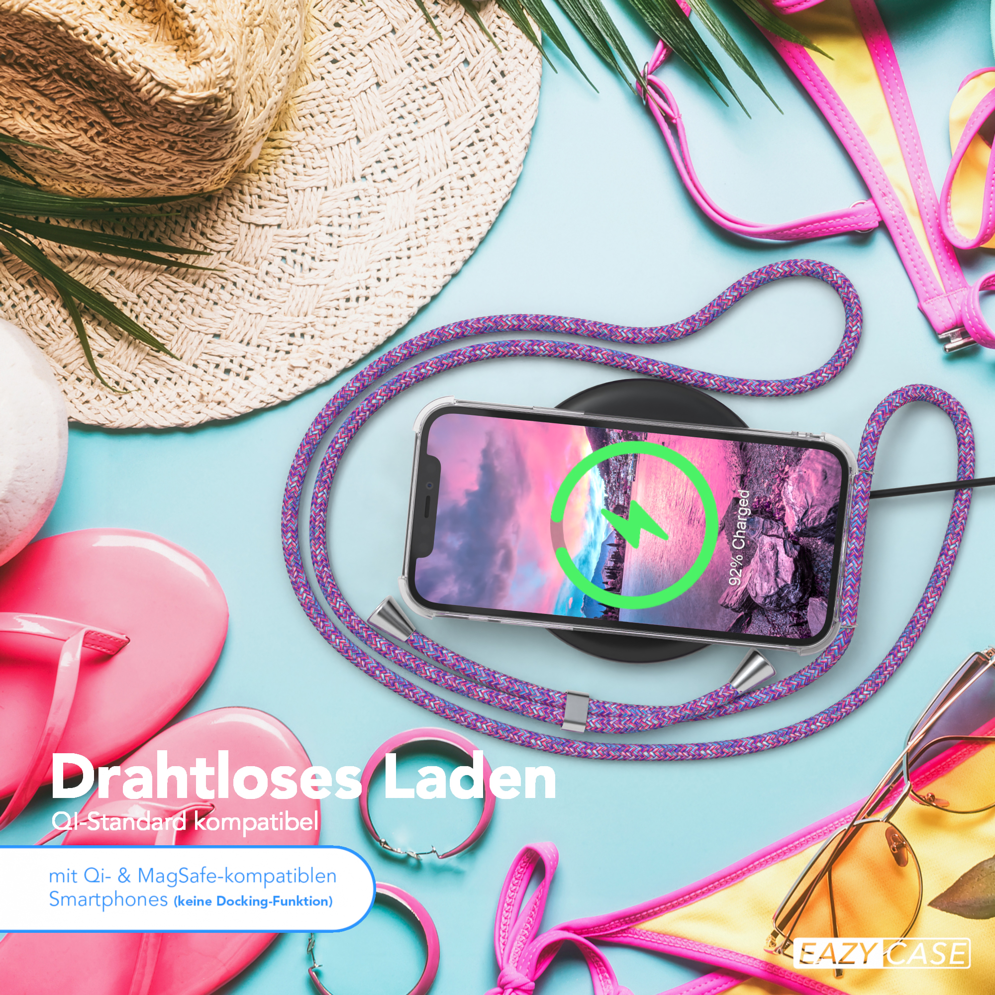 Telefon mit lila Kordel, lädt auf einem Pad. Sonnenbrille, Hut und Bikini auf hellblauem Untergrund.