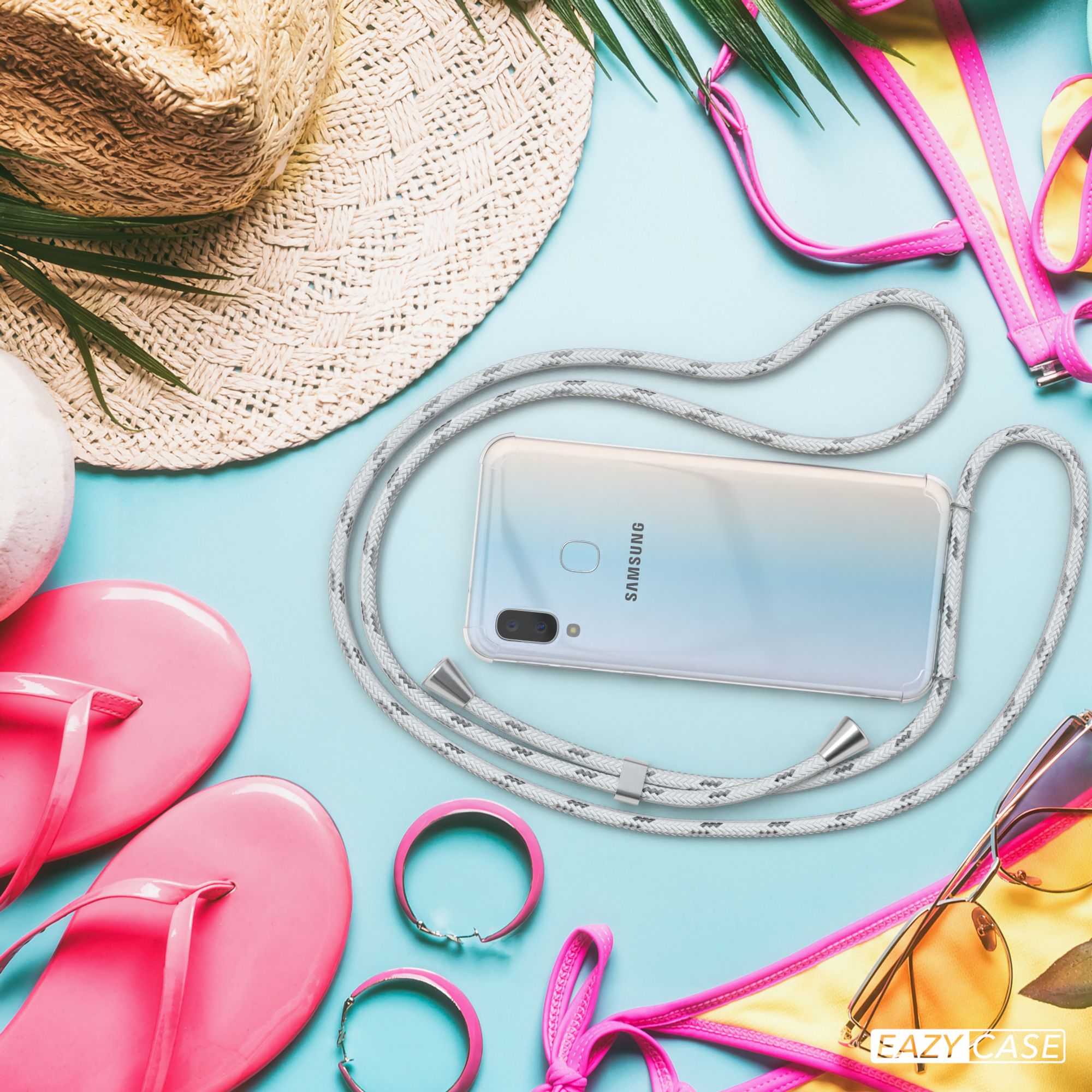 Strandszene mit Handy in Hülle, Flip-Flops, Hut, Sonnenbrille und Bikini. Telefon hat Schnur.