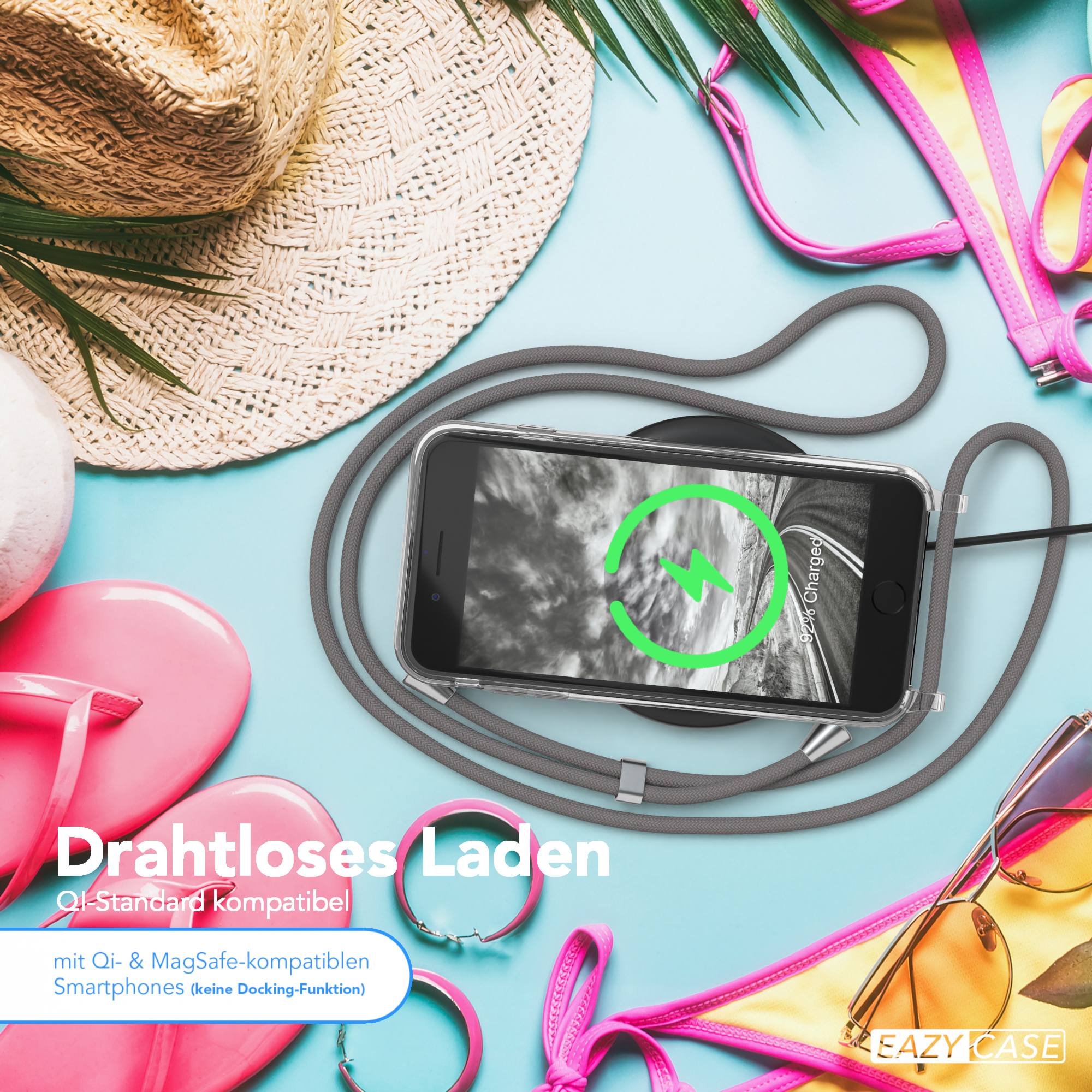 Telefon auf kabellosem Ladegerät. Sonnenbrille, Hut und rosa Flip-Flops. Gelbes Bikini-Oberteil auf blauem Grund. Laden.