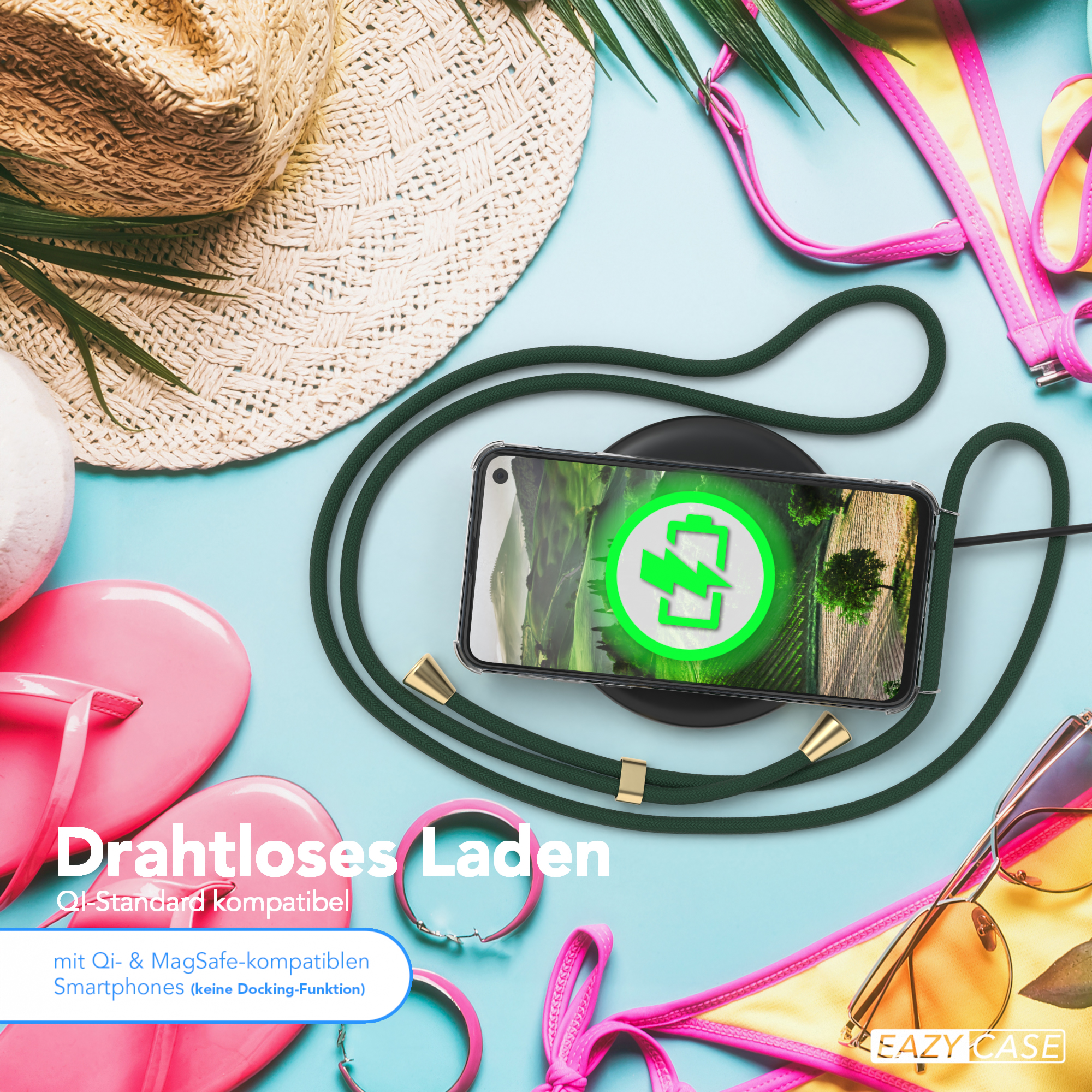 Ein Telefon auf einem Ladegerät mit grünem Energiesymbol. Strandartikel wie Sonnenbrille und Bikini sind in der Nähe.