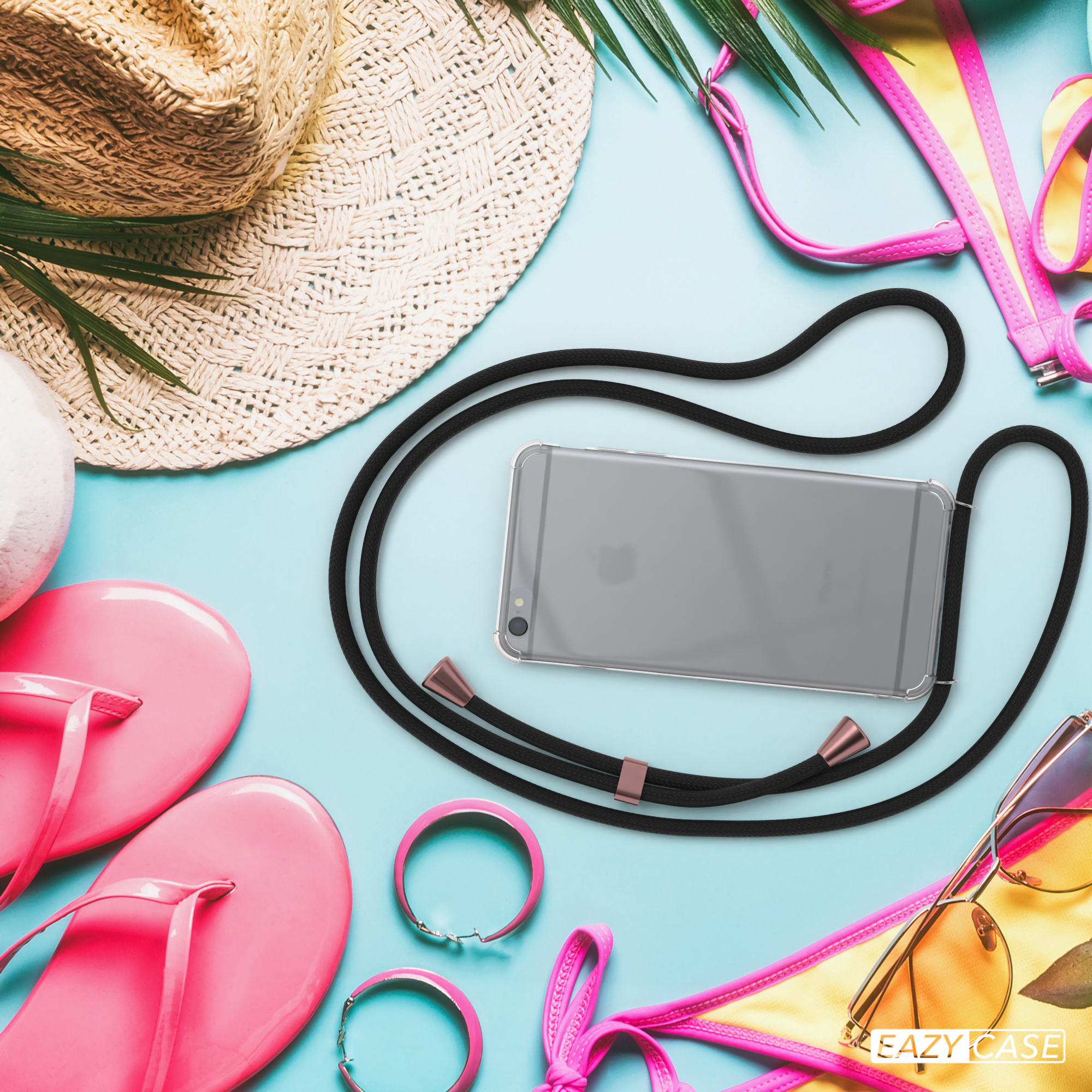Ein Telefon mit Hülle liegt auf einer blauen Oberfläche. In der Nähe sind Sonnenbrille, Flip-Flops und ein Hut.