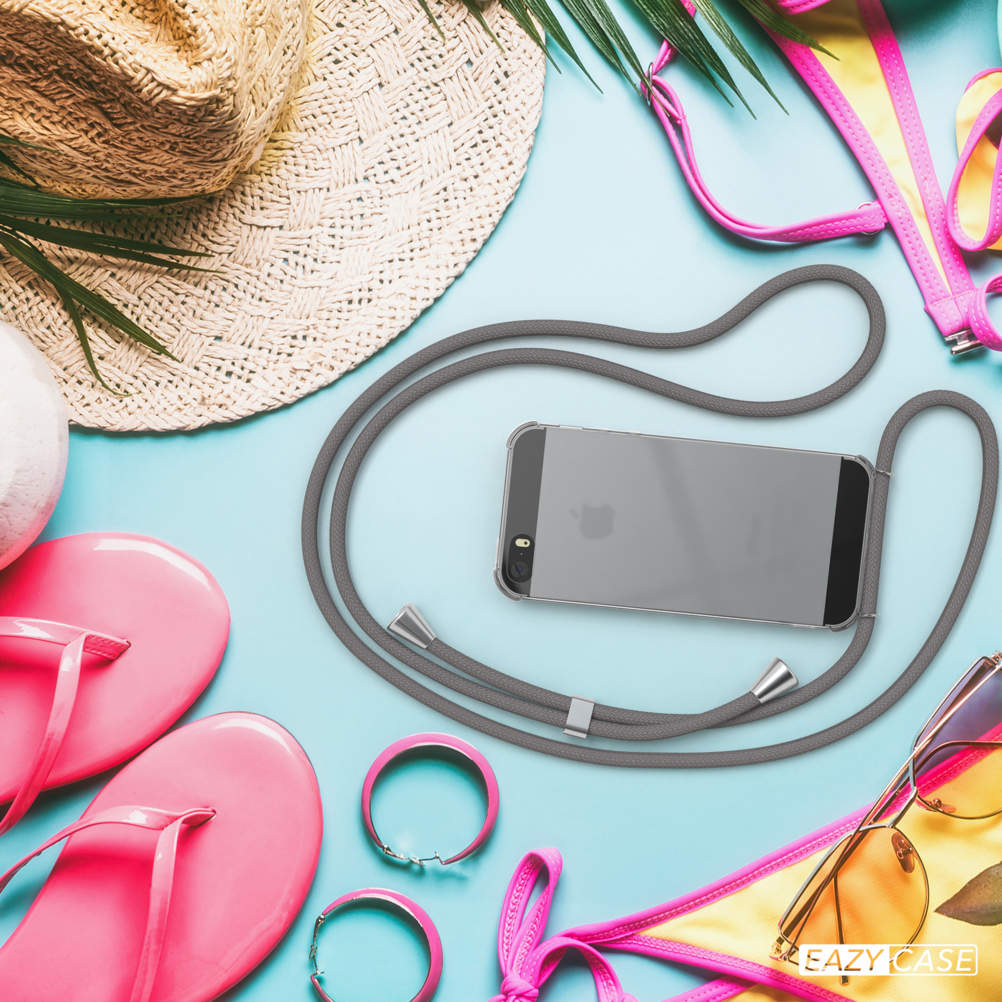 Handyhülle mit Lanyard, Sonnenbrille, Hut, Flip-Flops und Bikini-Oberteil auf blauem Untergrund.