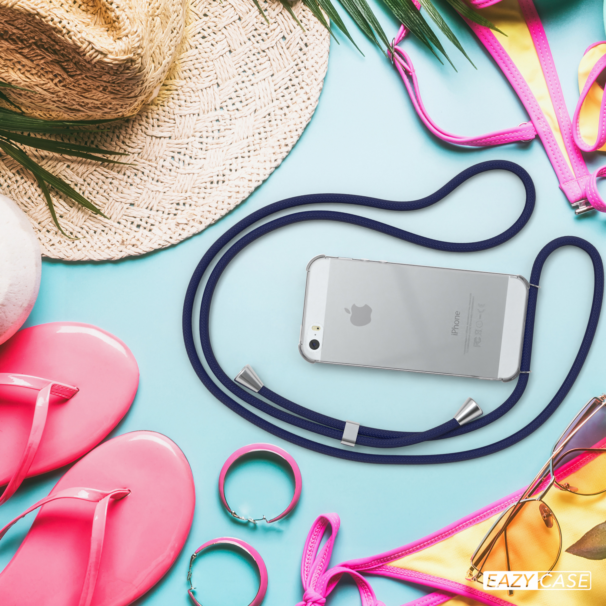 Telefon mit klarer Hülle und blauem Band. Strandszene mit Accessoires im Hintergrund.