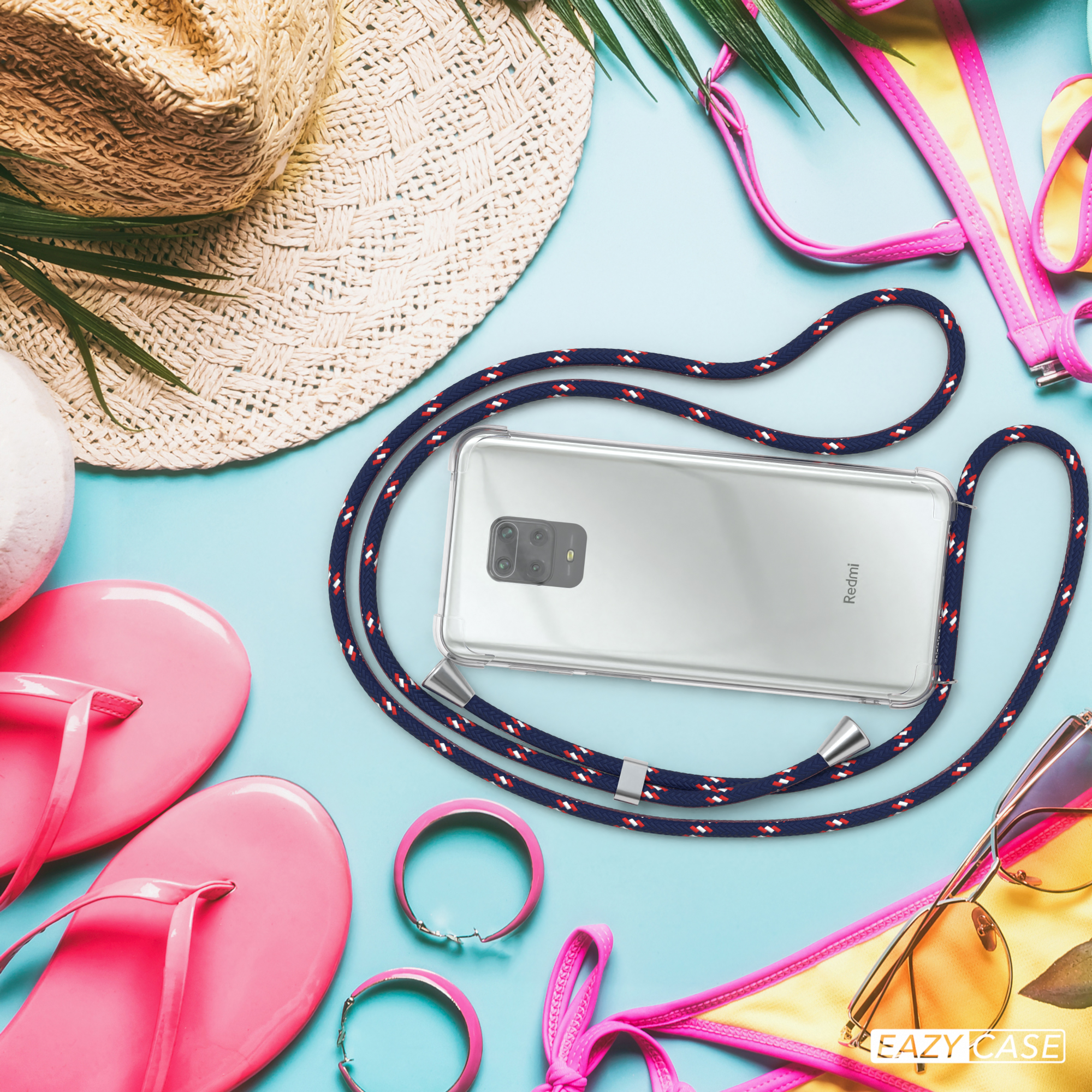 Ein Telefon in einer transparenten Hülle mit marineblauem Band, mit Strandaccessoires im Hintergrund.