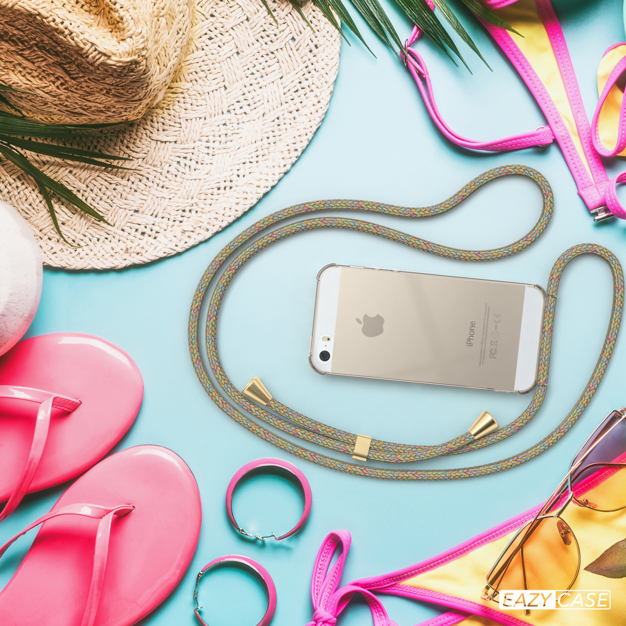 Telefon mit bunter Kordel, Sonnenbrille und Strandaccessoires auf blauem Hintergrund.