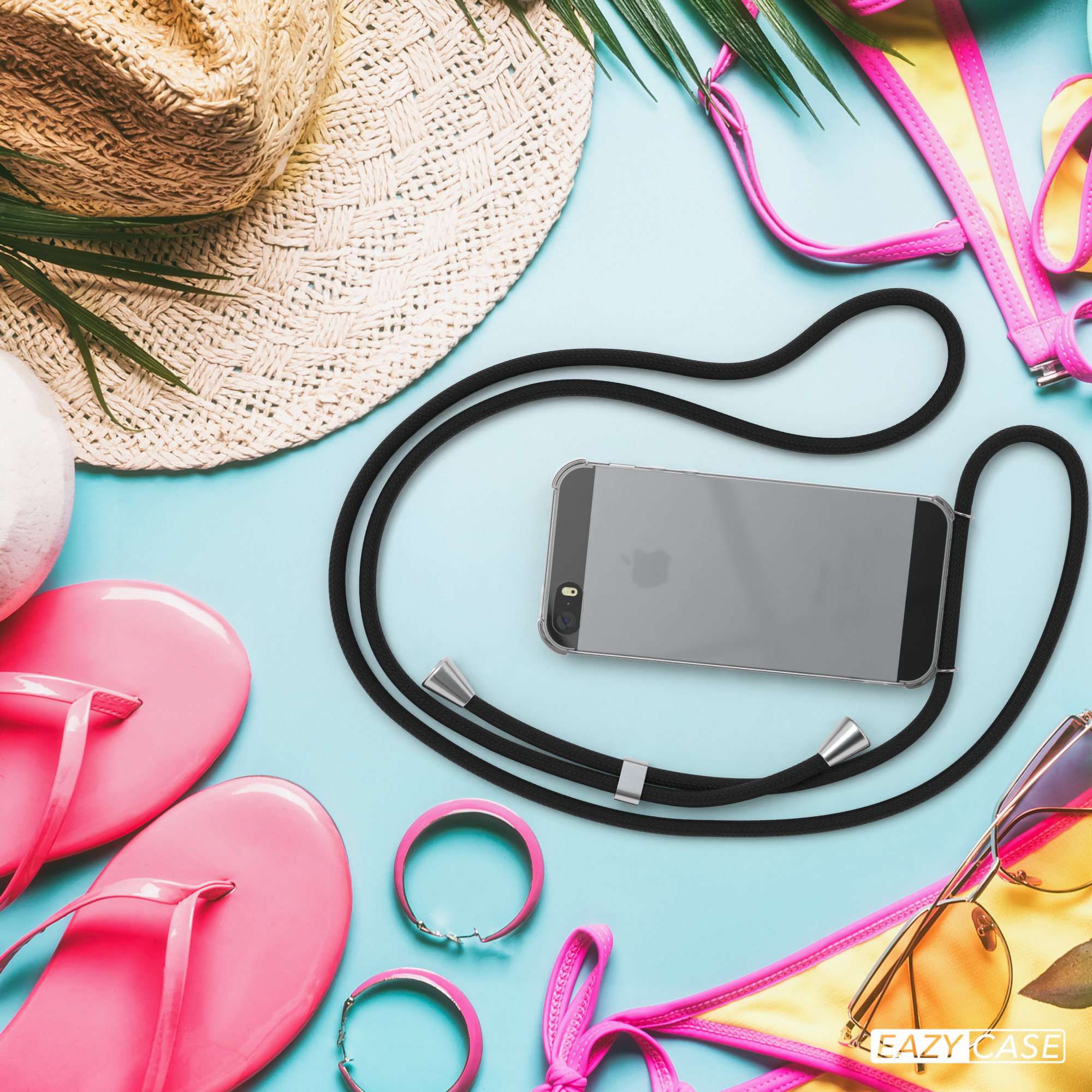 Telefon und Accessoires auf blauem Untergrund, Flip-Flops und Sonnenbrille.