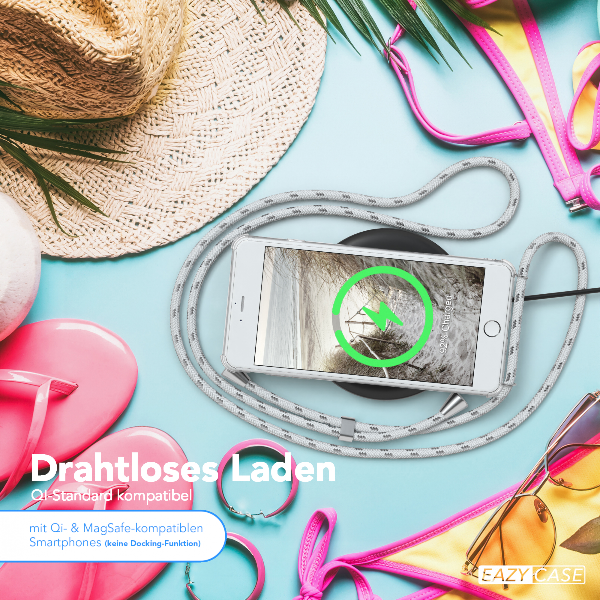 Telefon wird drahtlos aufgeladen, umgeben von Strandaccessoires: Hut, Sonnenbrille, Flip-Flops und Bikini.