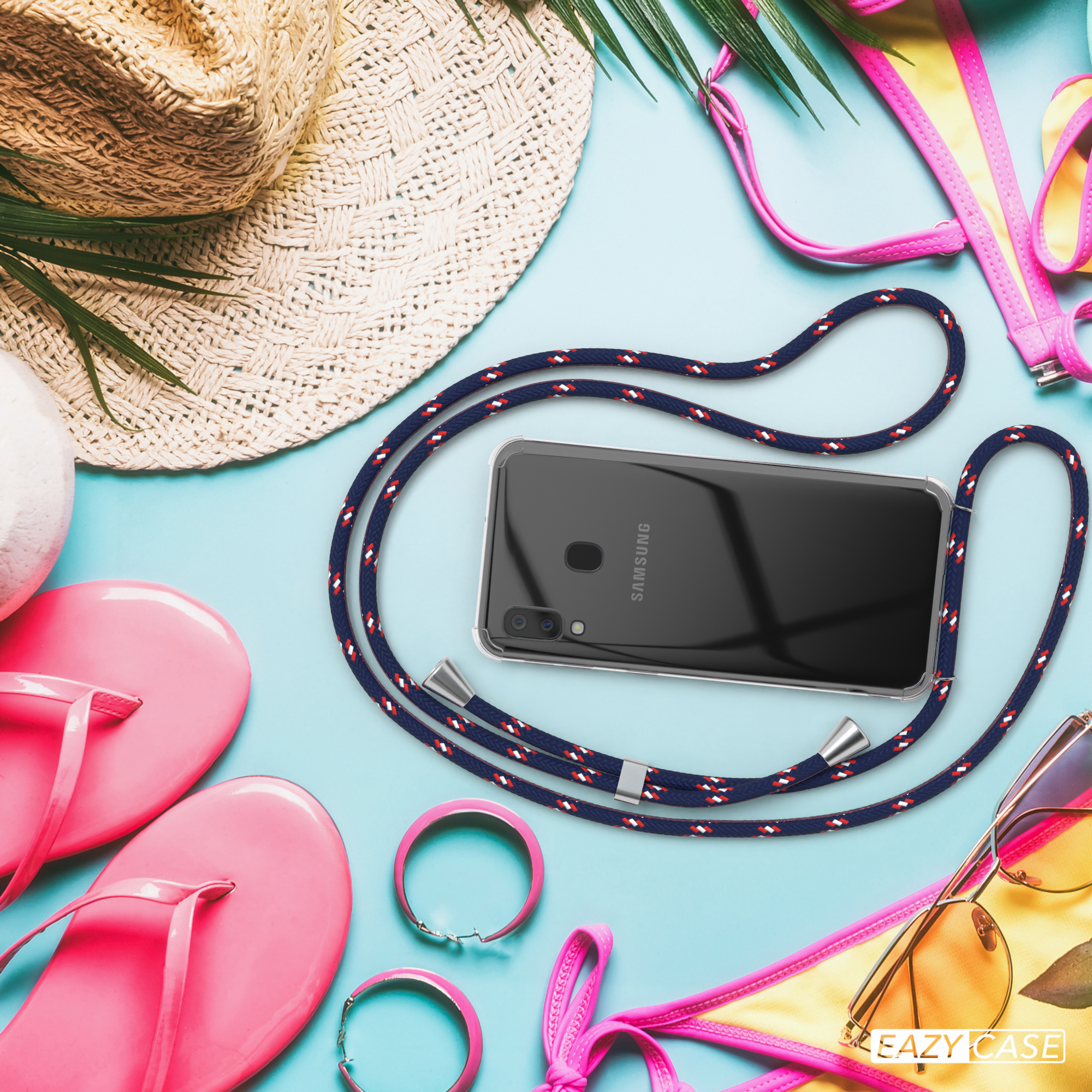Telefon mit Lanyard, Sonnenbrille, Flip-Flops, Hut und Armbändern auf blauem Untergrund.