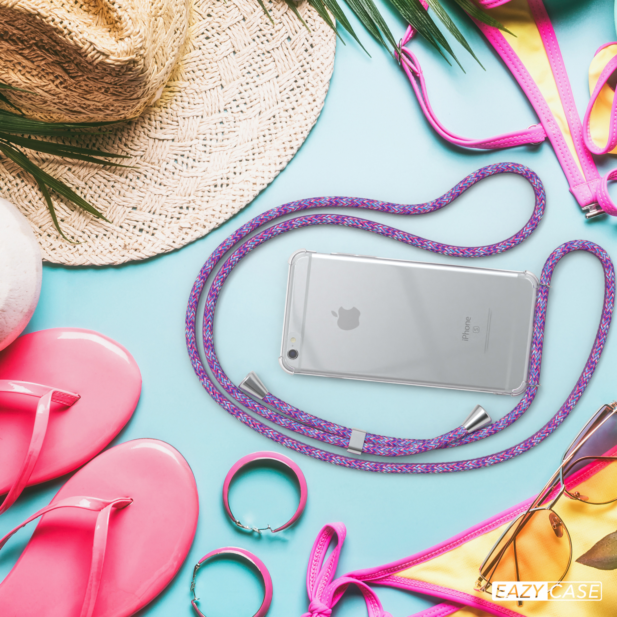 Telefon mit lila Umhängeband. Strandaccessoires auf blauer Oberfläche. Sonnenbrille, Hut und pinkes Zubehör.