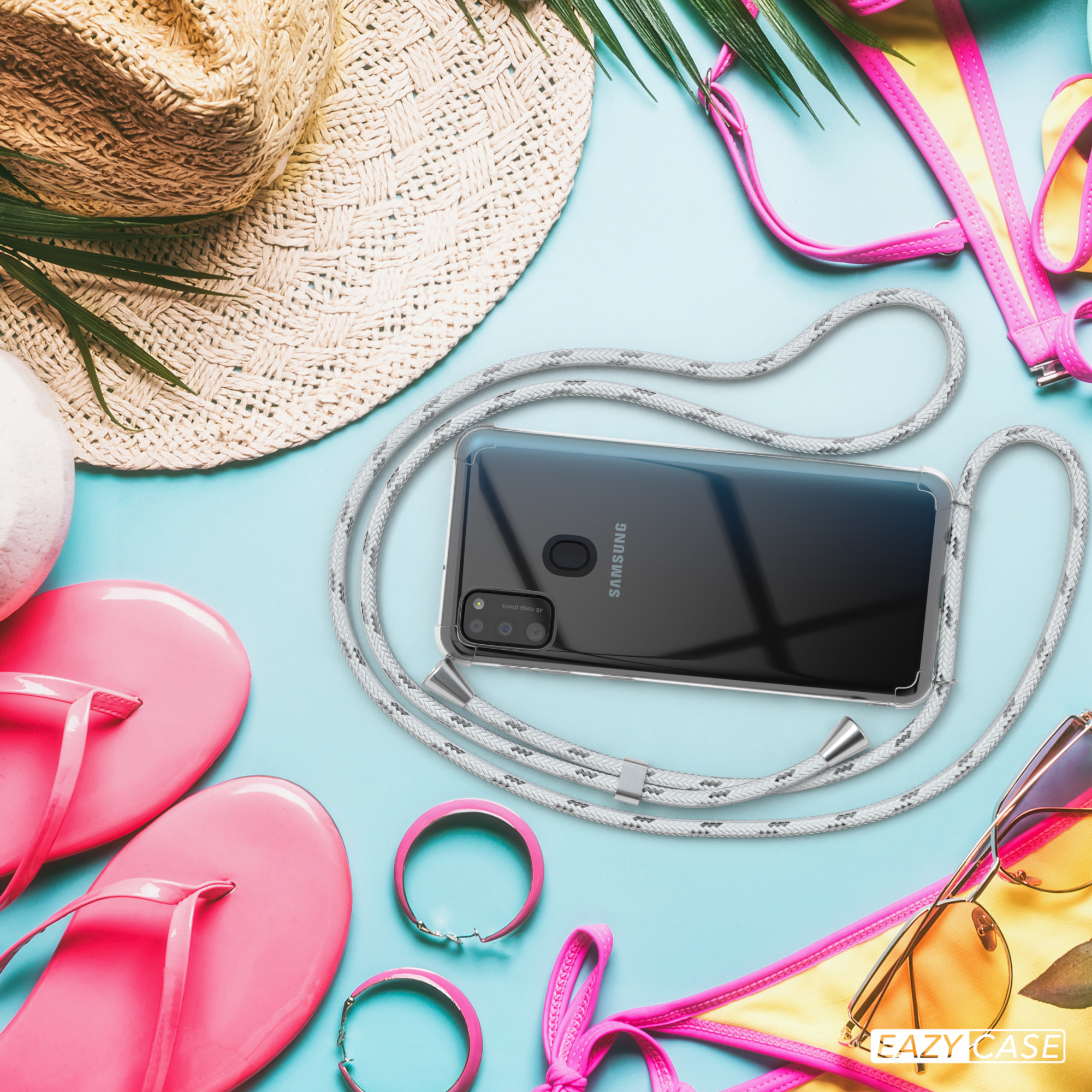 Strandszene mit Telefon, Flip-Flops, Hut, Sonnenbrille und Bikinioberteil. Telefon hat ein Schlüsselband.