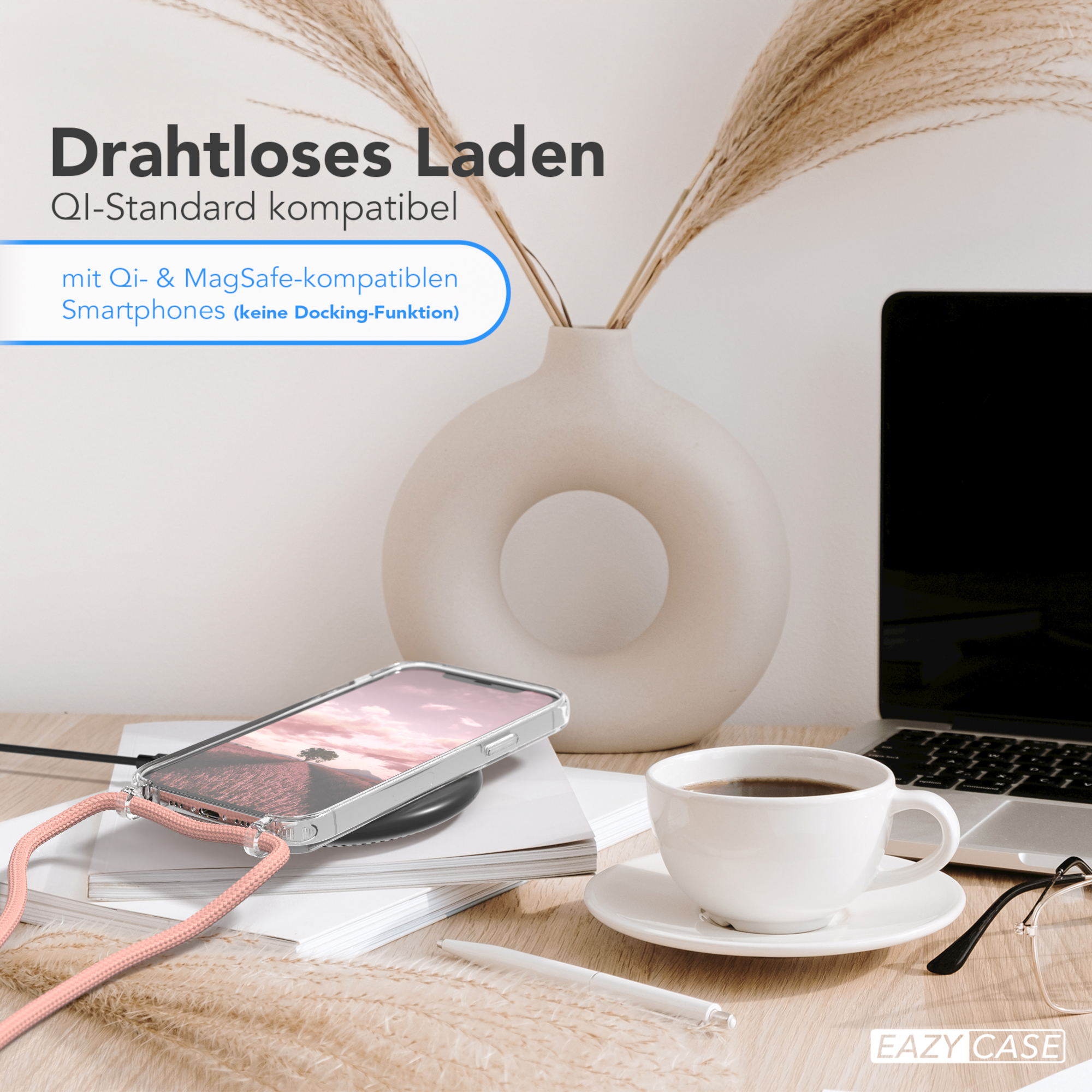 Telefon auf Ladegerät, Kaffee, Brille, Laptop. Text: Kabelloses Laden. Beige Vase, heller Holztisch.