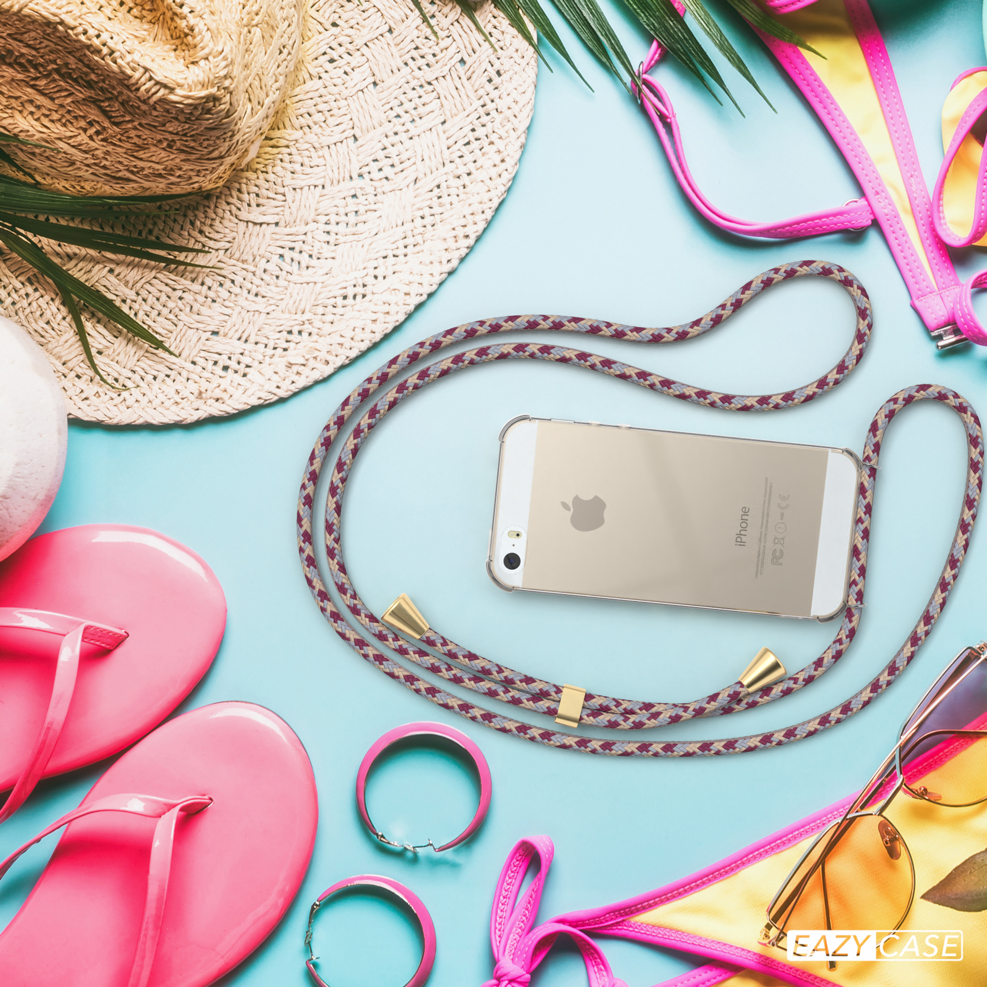 Ein Telefon mit Hülle liegt auf einer blauen Oberfläche mit Accessoires wie Hut, Flip-Flops und Sonnenbrille.