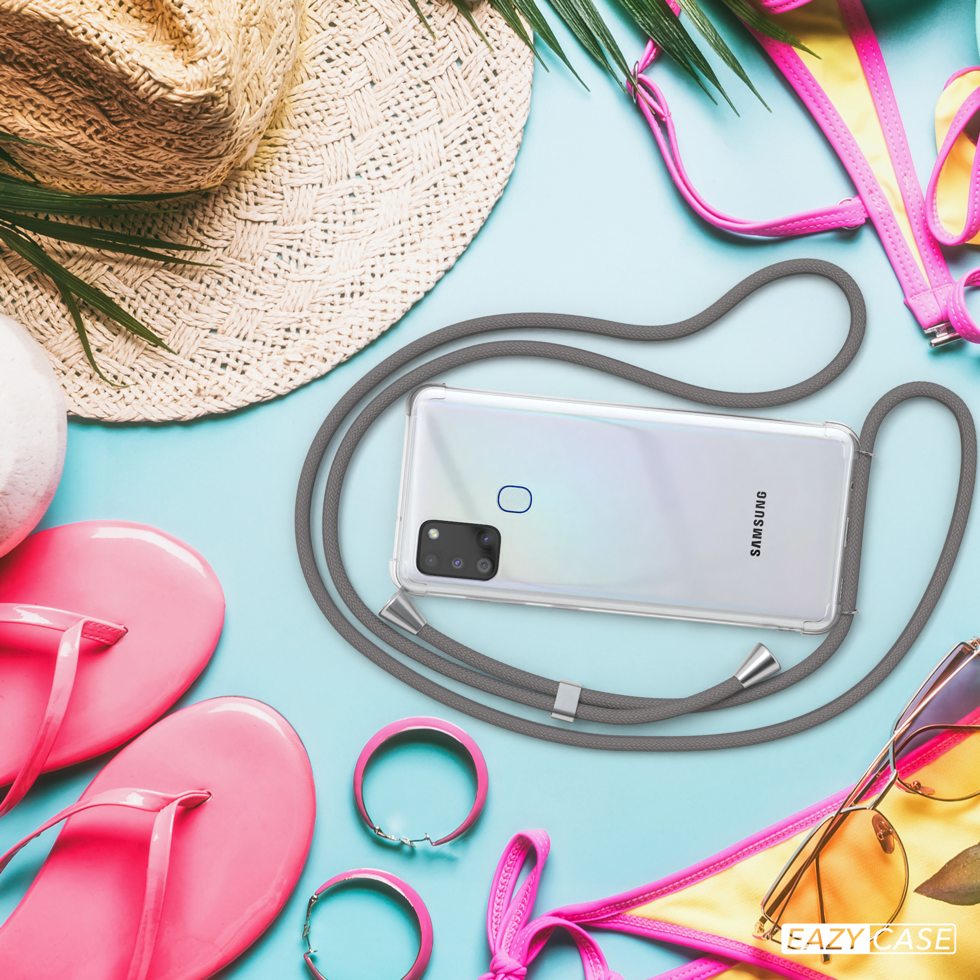 Telefon mit Hülle und Kordel neben Strandaccessoires: Hut, Flip-Flops, Sonnenbrille und Bikini-Oberteil.