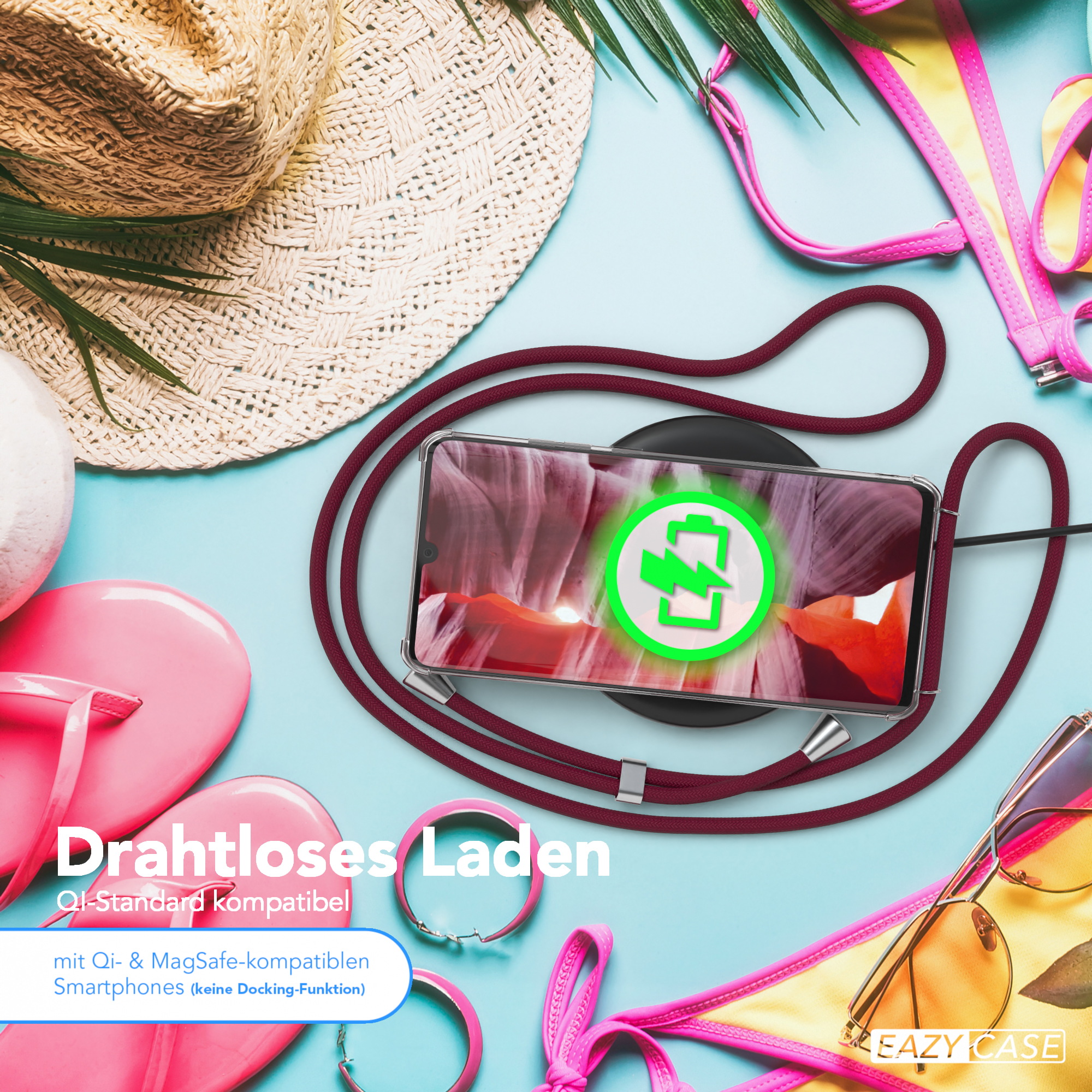 Telefon auf kabellosem Ladegerät, in der Nähe eines Bikinis, Sonnenbrille und Flip-Flops. Rotes Kabel. Blauer Hintergrund.
