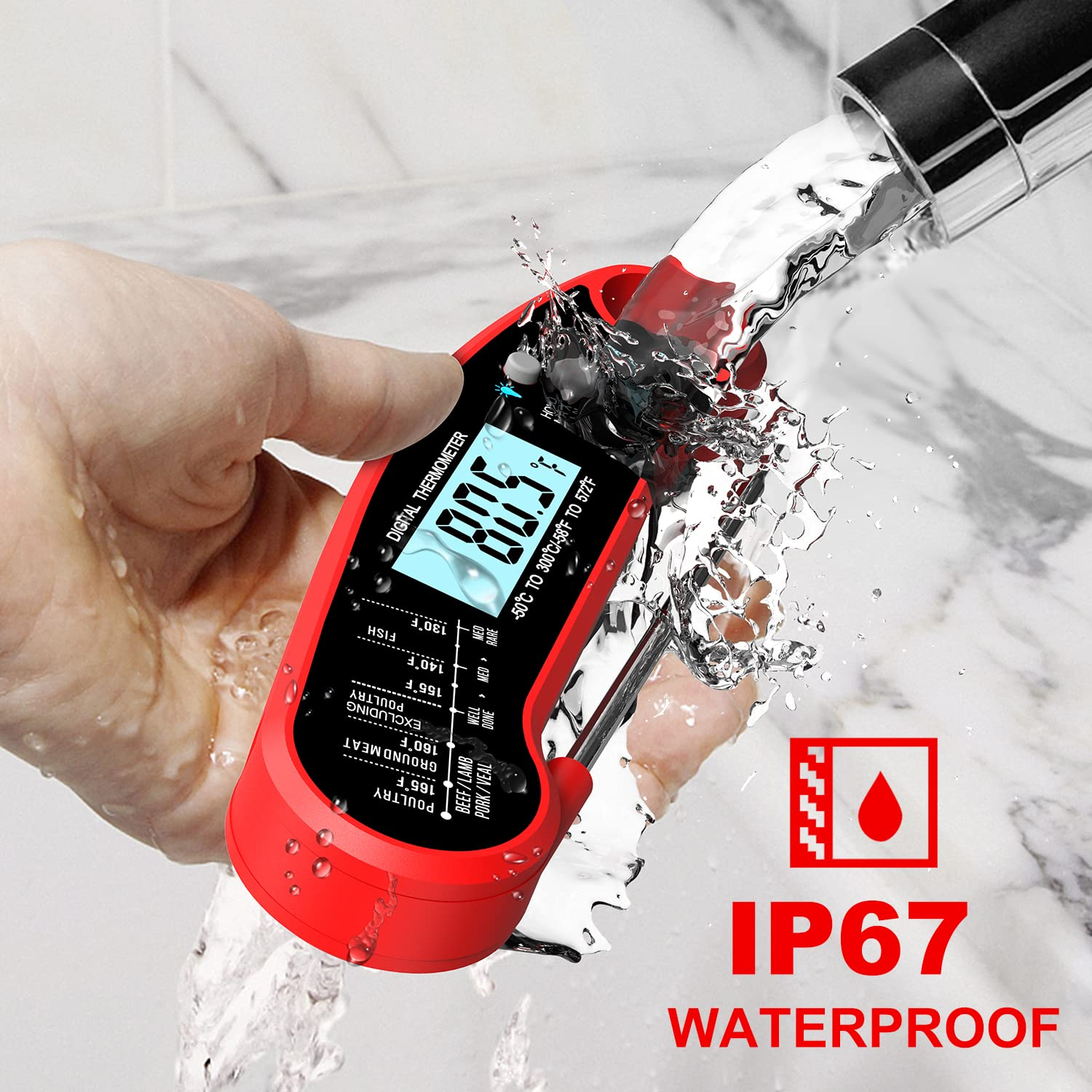 Ein rotes digitales Thermometer zeigt 80,5°F an, mit Wasserspritzern und einem wasserdichten IP67-Label.
