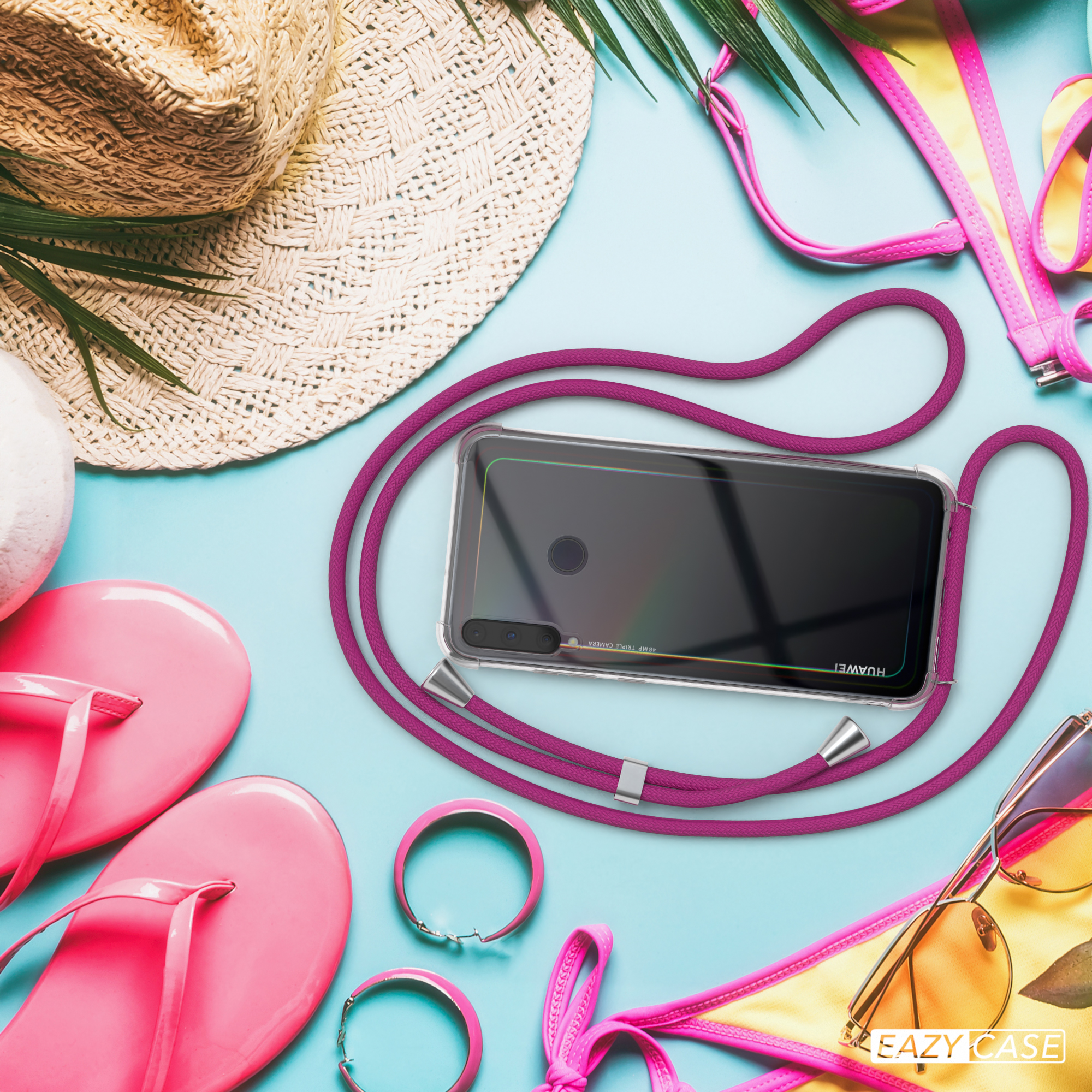 Telefon mit rosa Lanyard, Sonnenbrille, Hut und Flip-Flops liegen auf blauer Oberfläche und schaffen Strandatmosphäre.