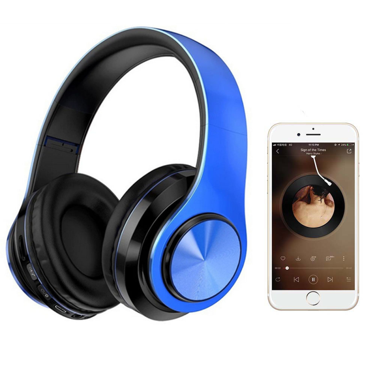 Blau-schwarze Kopfhörer und ein weißes Smartphone mit Musik-App-Oberfläche.
