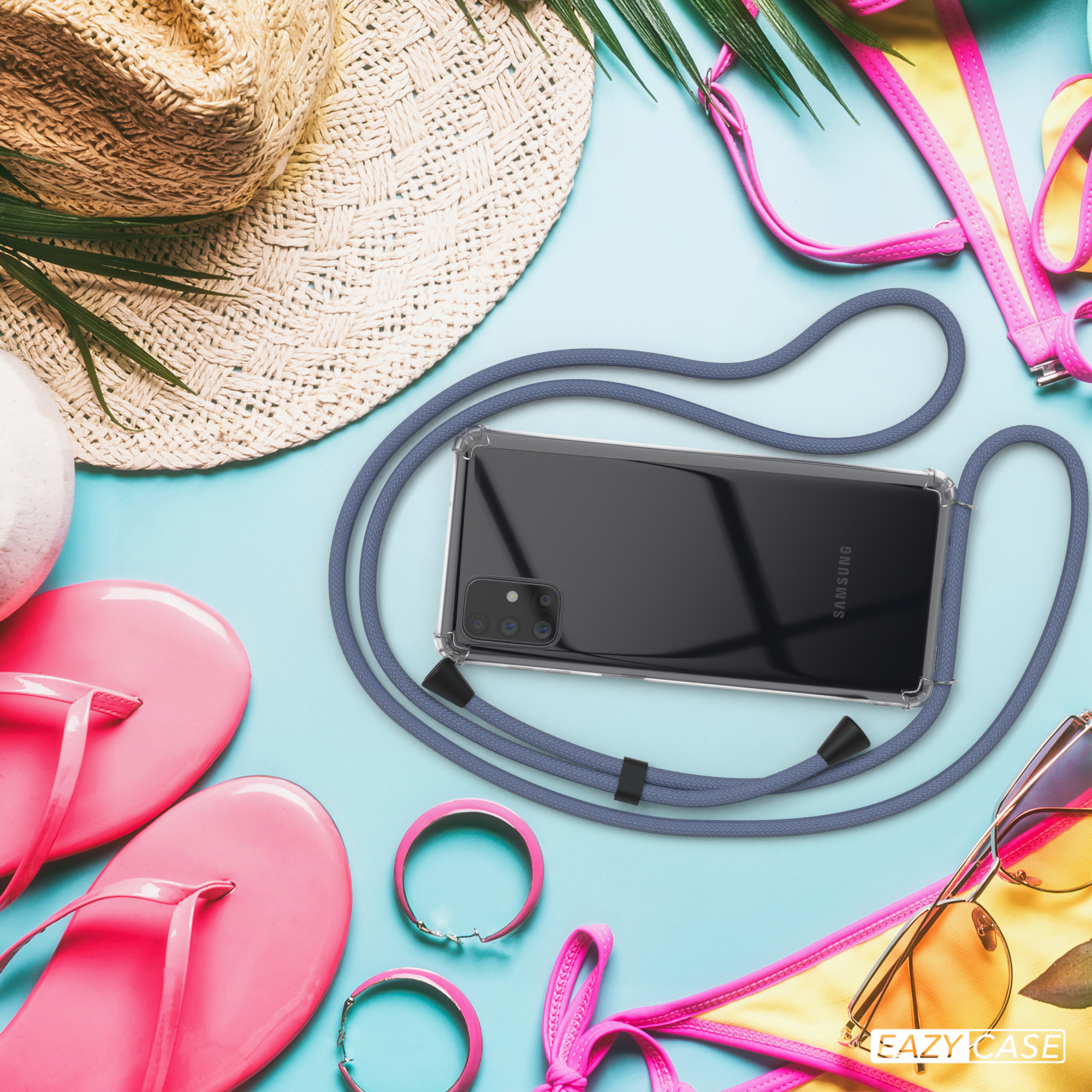 Telefon mit klarer Hülle und blauem Band, neben Sonnenbrille, Hut und rosa Flip-Flops.