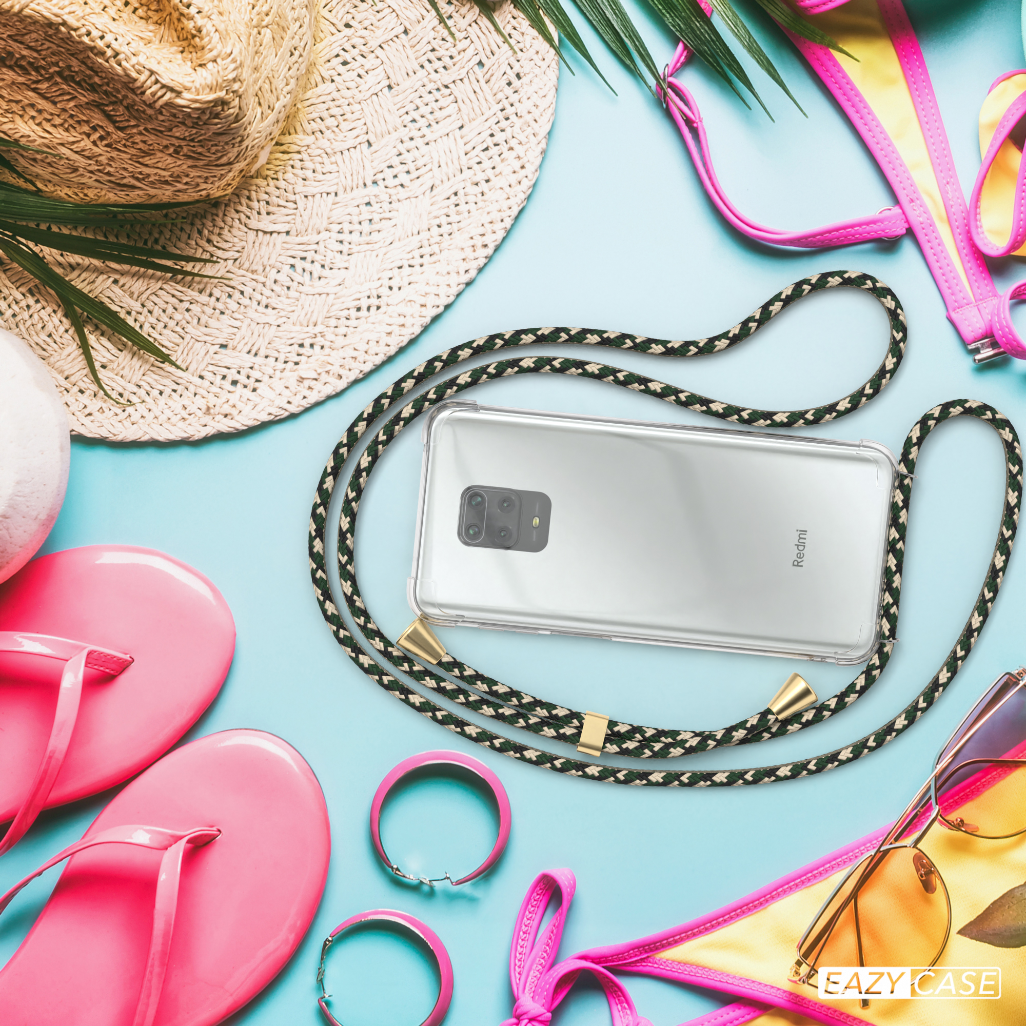 Telefon mit Riemen, Sonnenbrille, Flip-Flops und Hut auf blauer Oberfläche angeordnet.