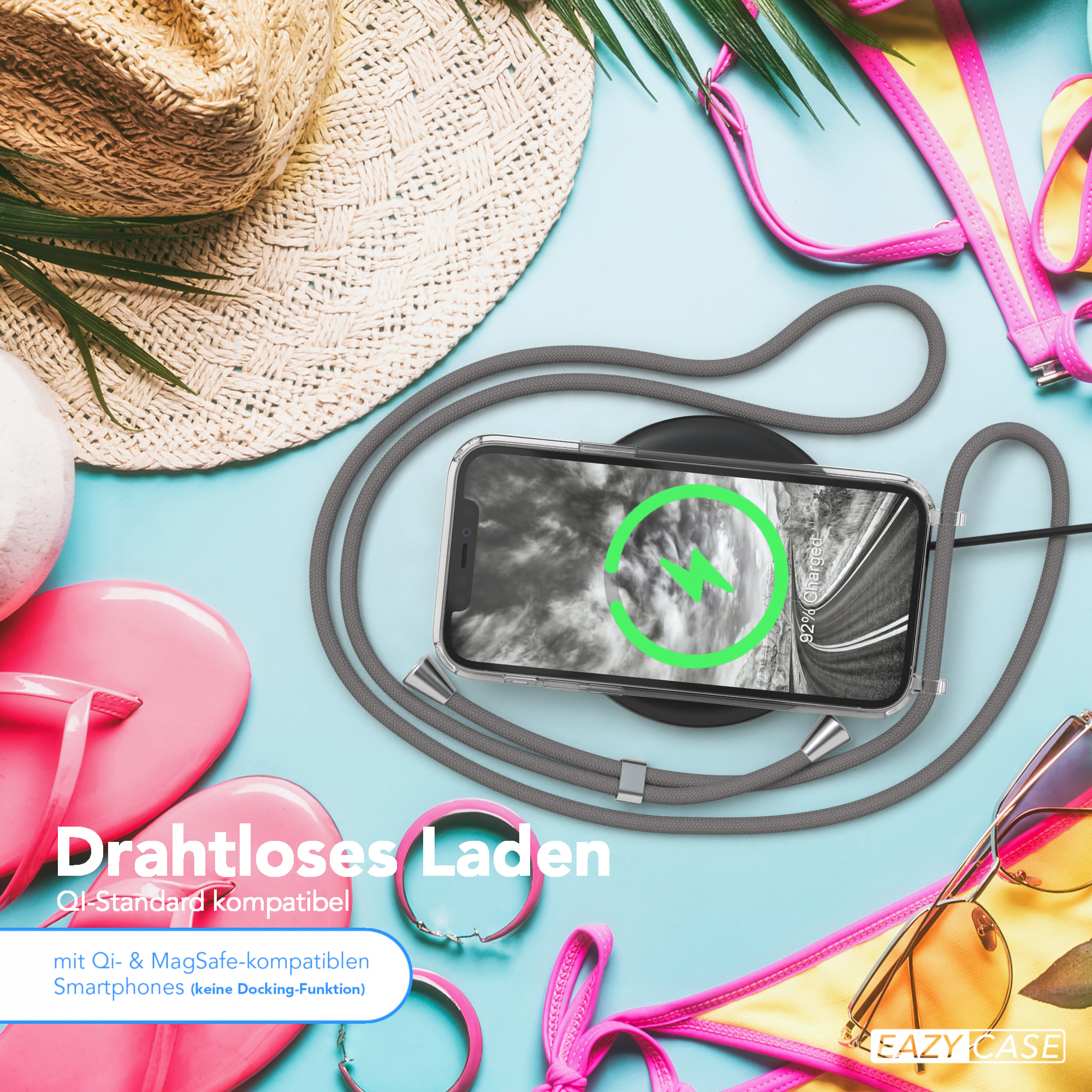 Telefon auf kabellosem Ladegerät, Strand-Arrangement mit Band. Ladungssymbol sichtbar.