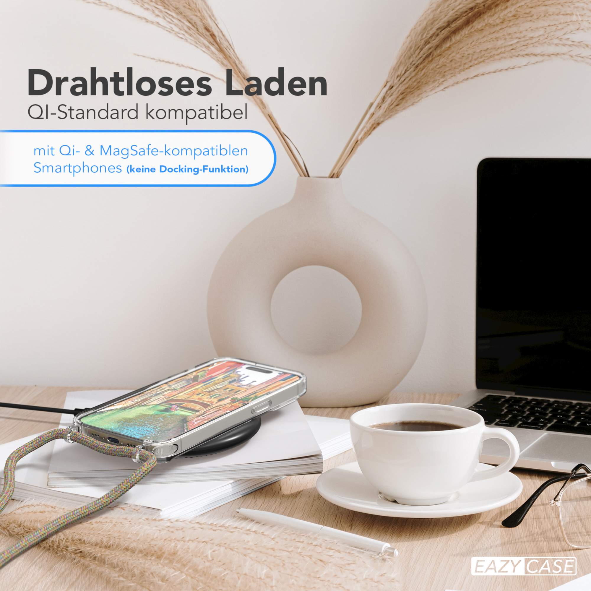 Handyhülle auf einem kabellosen Ladegerät. Kaffee, Brille und Vase sind ebenfalls auf dem Schreibtisch zu sehen.