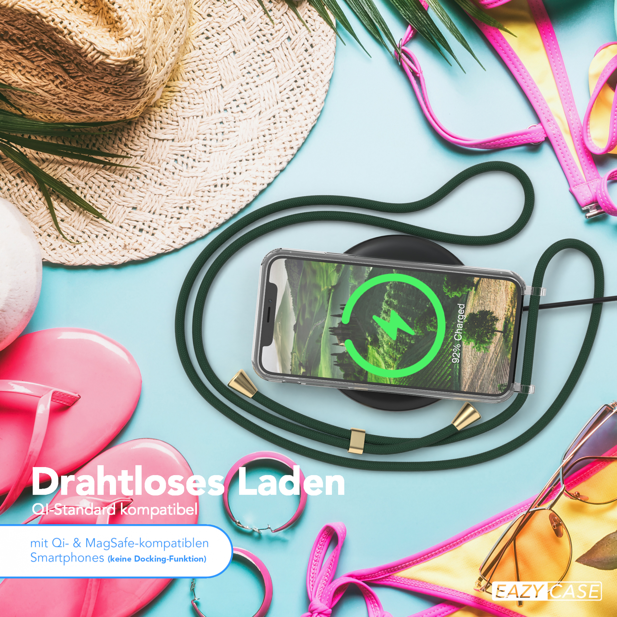Telefon auf kabellosem Ladegerät, mit Bikini, Sonnenbrille und Accessoires. Hintergrund: blaue Fläche.