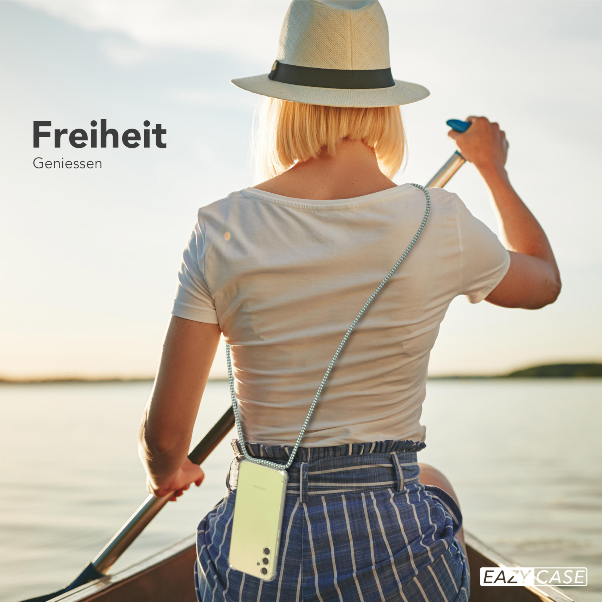 Frau im Boot mit Rudern, trägt Handyhülle mit Lanyard. Hintergrund: See und Sonnenuntergang, Eazy Case Logo.