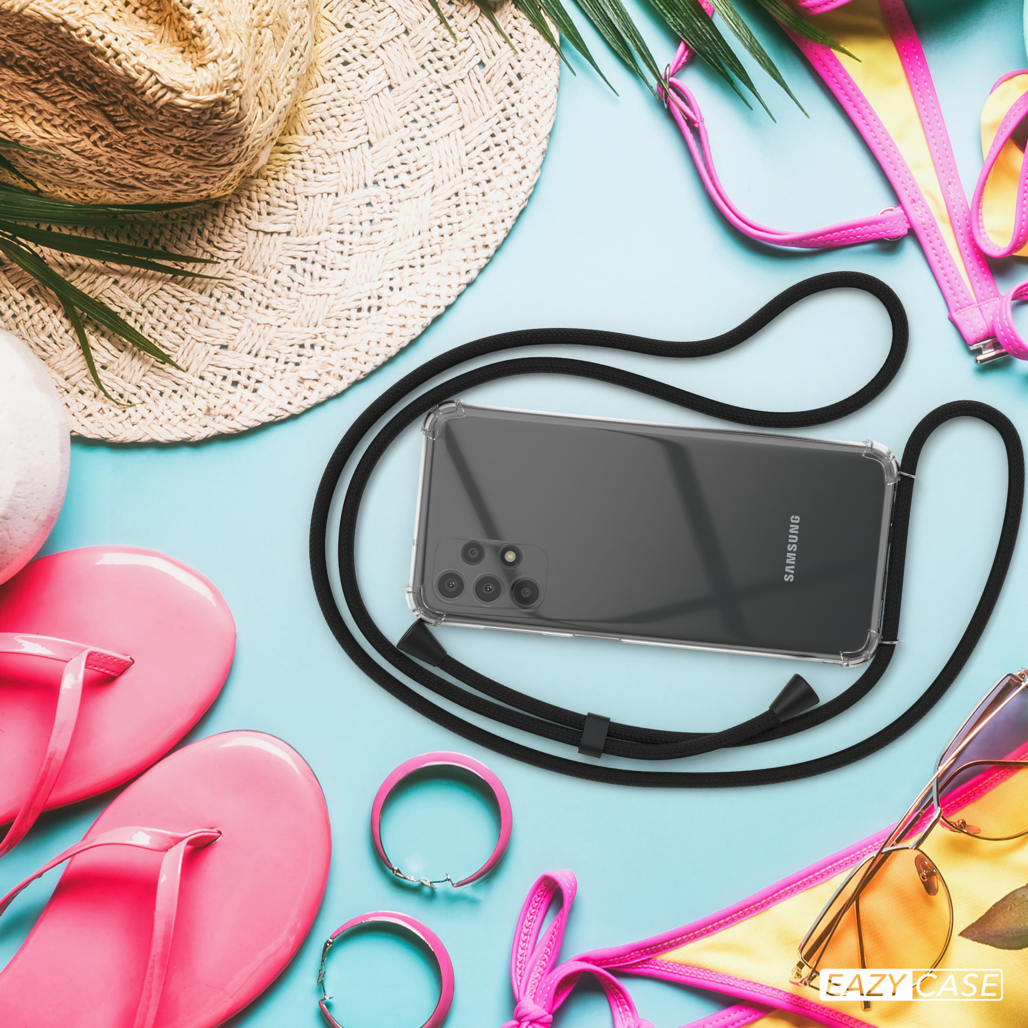 Sommerszene: Telefon, Gurt, Accessoires auf Blau. Hut und Bikini im Hintergrund.